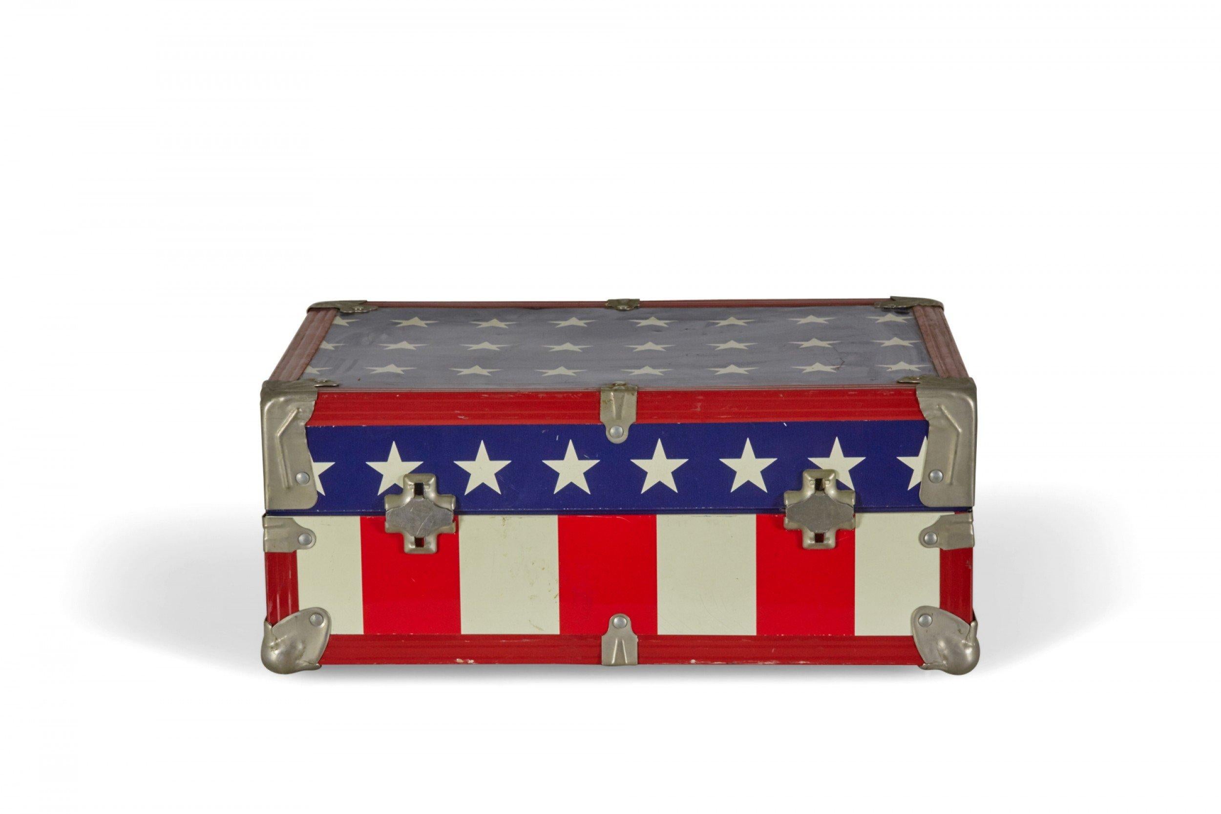 Kleiner amerikanischer Koffer mit rot-weiß-blauem Flaggenmotiv aus der Jahrhundertmitte (Metall) im Angebot