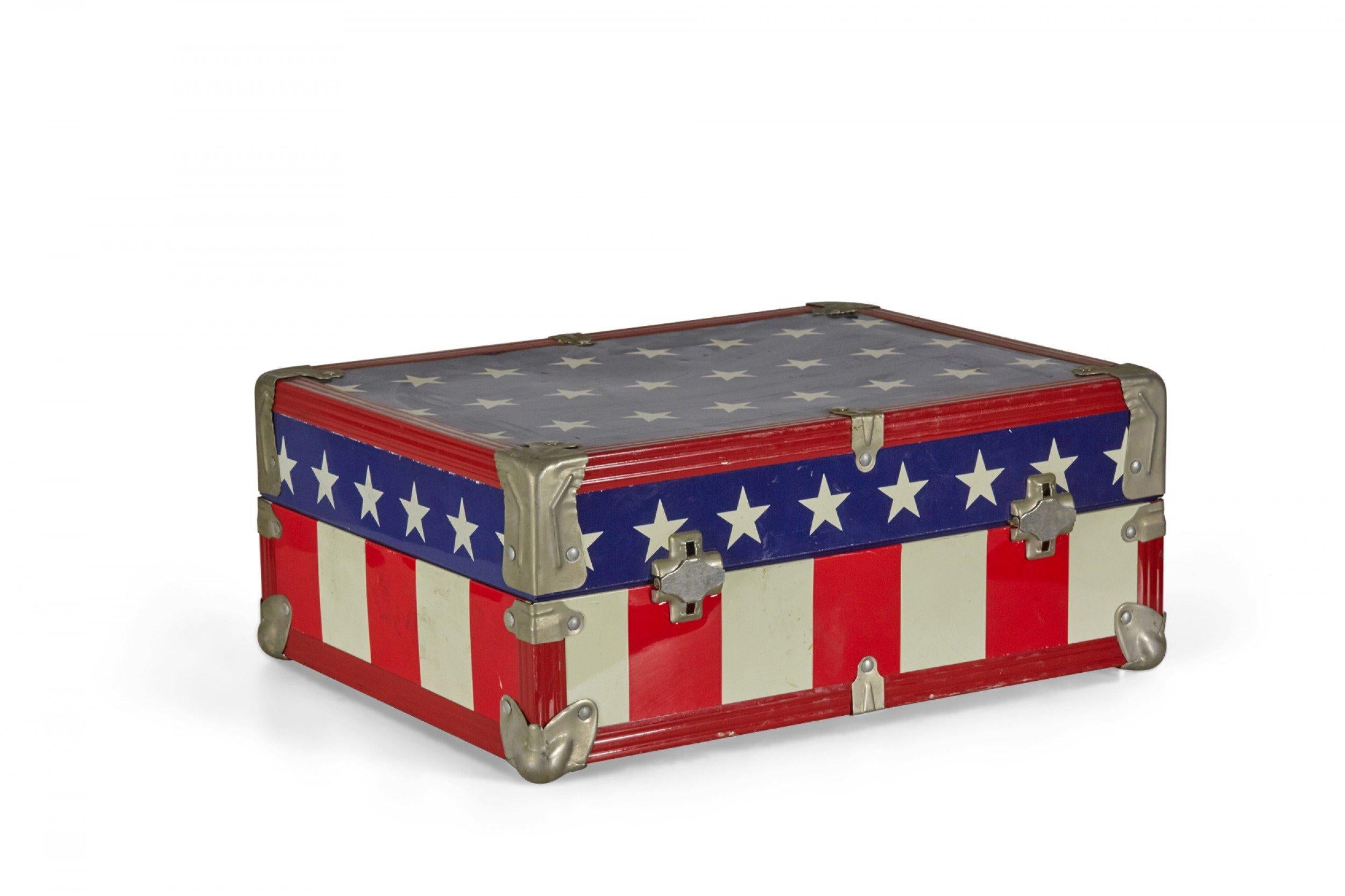 Kleiner amerikanischer Koffer mit rot-weiß-blauem Flaggenmotiv aus der Jahrhundertmitte im Angebot 1
