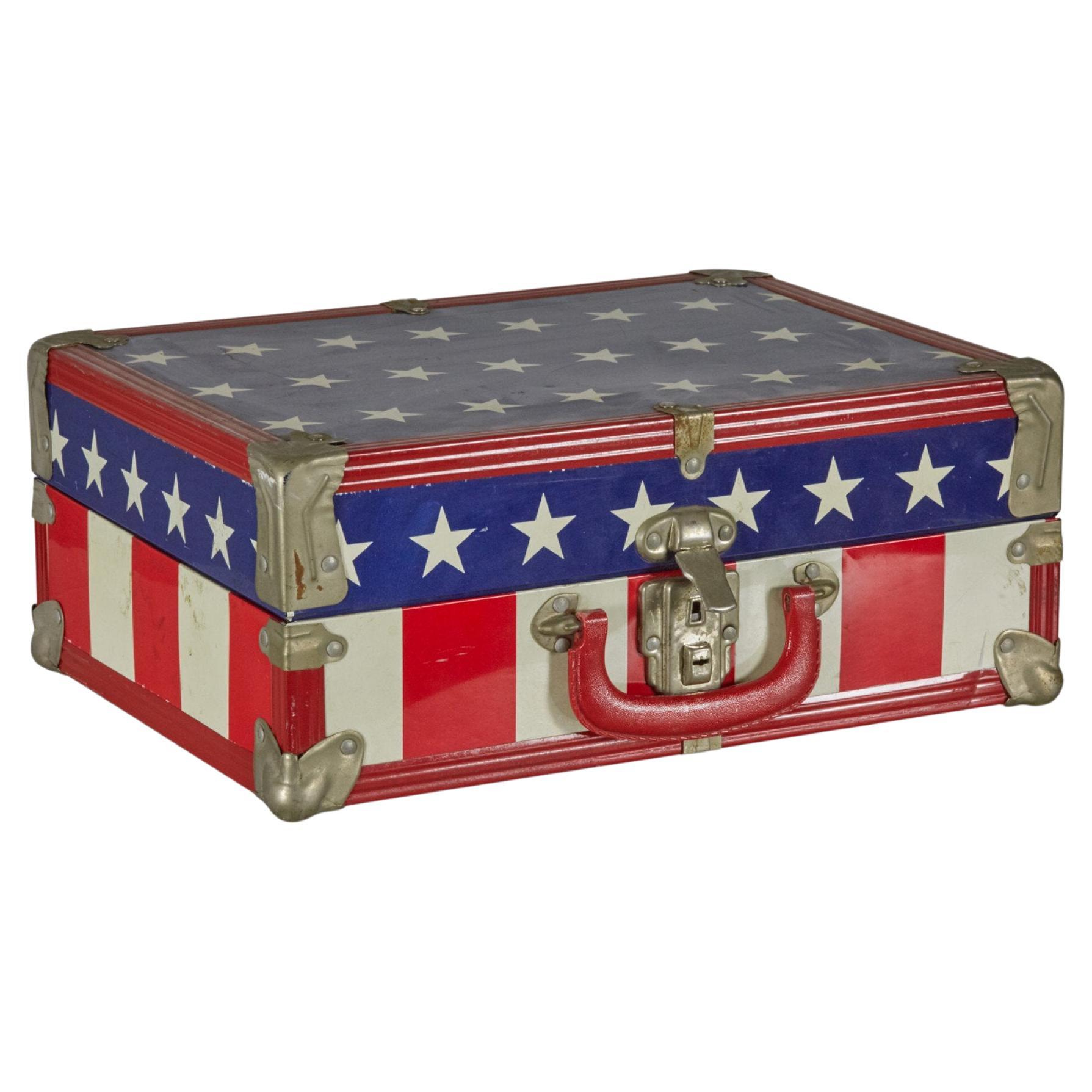 Petite valise américaine du milieu du siècle à motif de drapeaux rouges, blancs et bleus