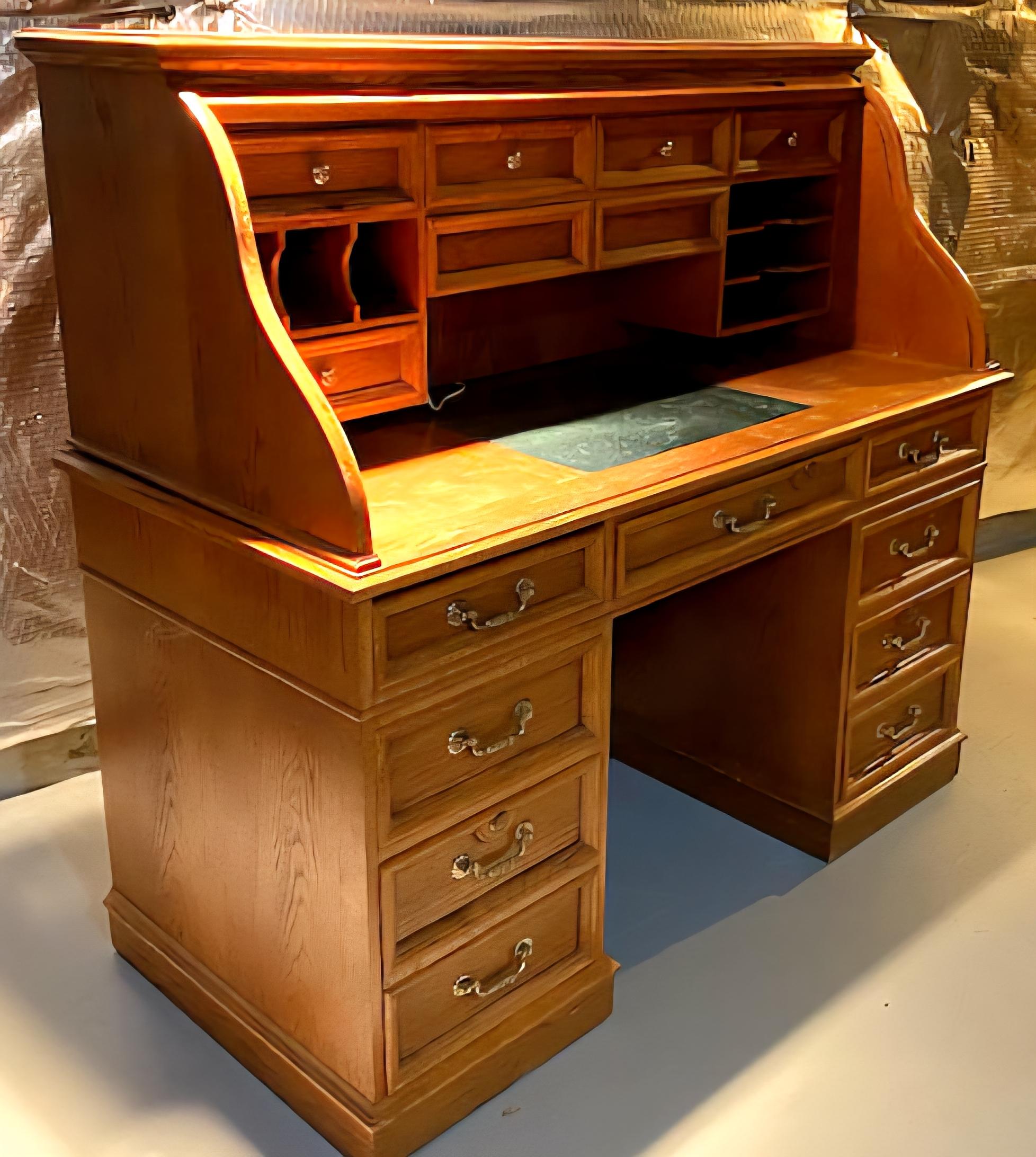 Mid Century American Solid Oak S Roll Top Front Desk In Good Condition For Sale In Germantown, MD