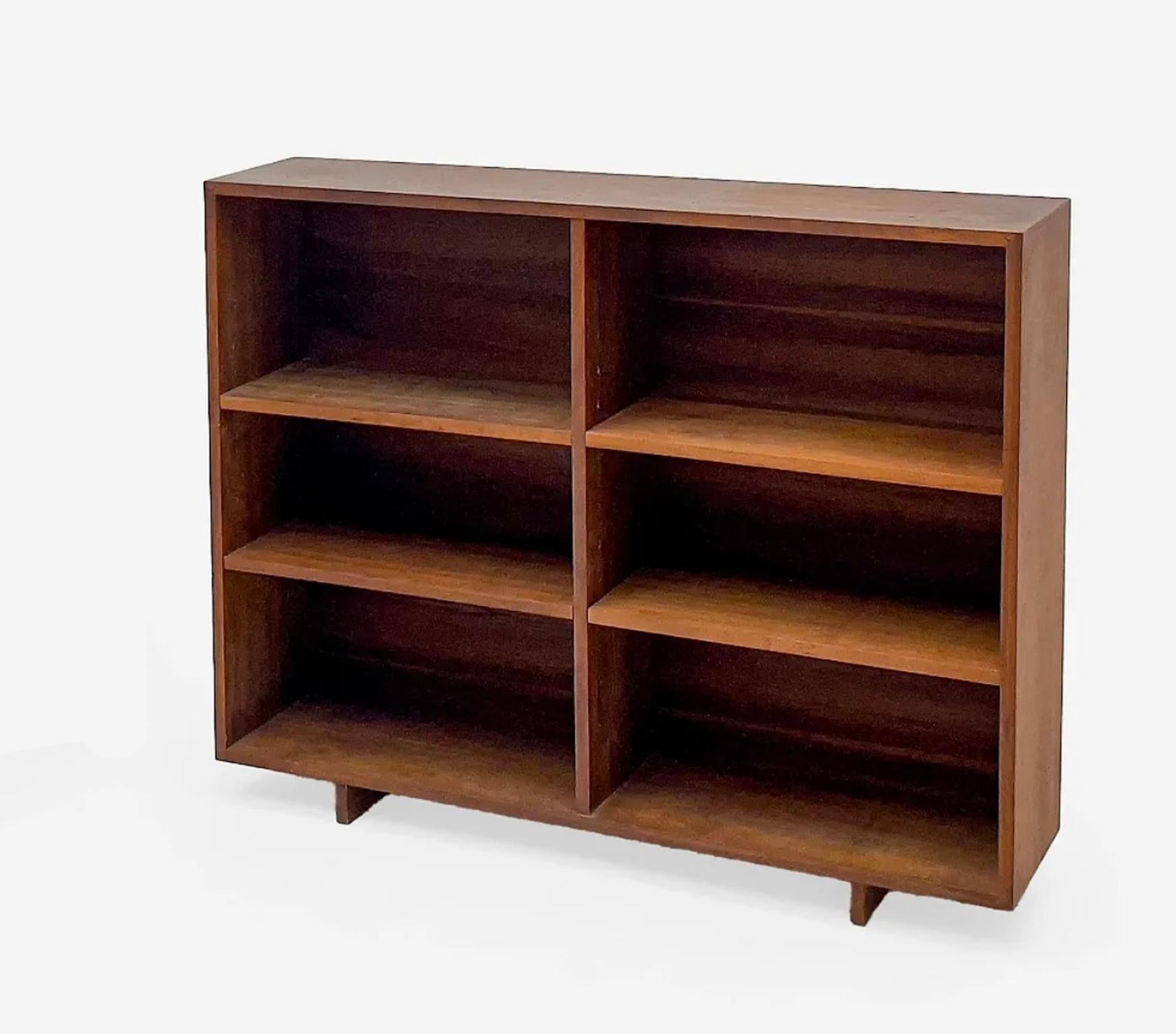 Mid century American Studio craft Richard Artschwager 6 shelf walnut low wide bookcase. Good vintage condition with beautiful walnut wood grains. Has 2 horizontal wood legs appears to float with adjustable shelves. clean inside and out with wood