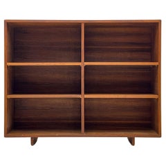 Mid century American Studio Craft Richard Artschwager low wide Walnut bookcase (bibliothèque basse en noyer)