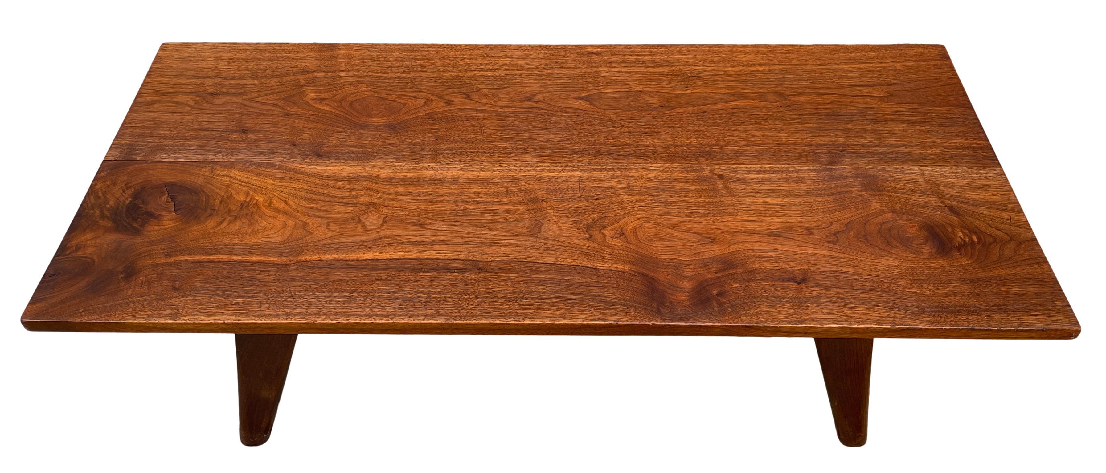 Banc ou table basse 4' en noyer noir massif du milieu du siècle dernier de Studio craft, circa 1950. Magnifiques pieds fuselés en noyer massif au design simple. Articulations par chevilles et vis à tête plate. Très robuste et simple, ce modèle a été