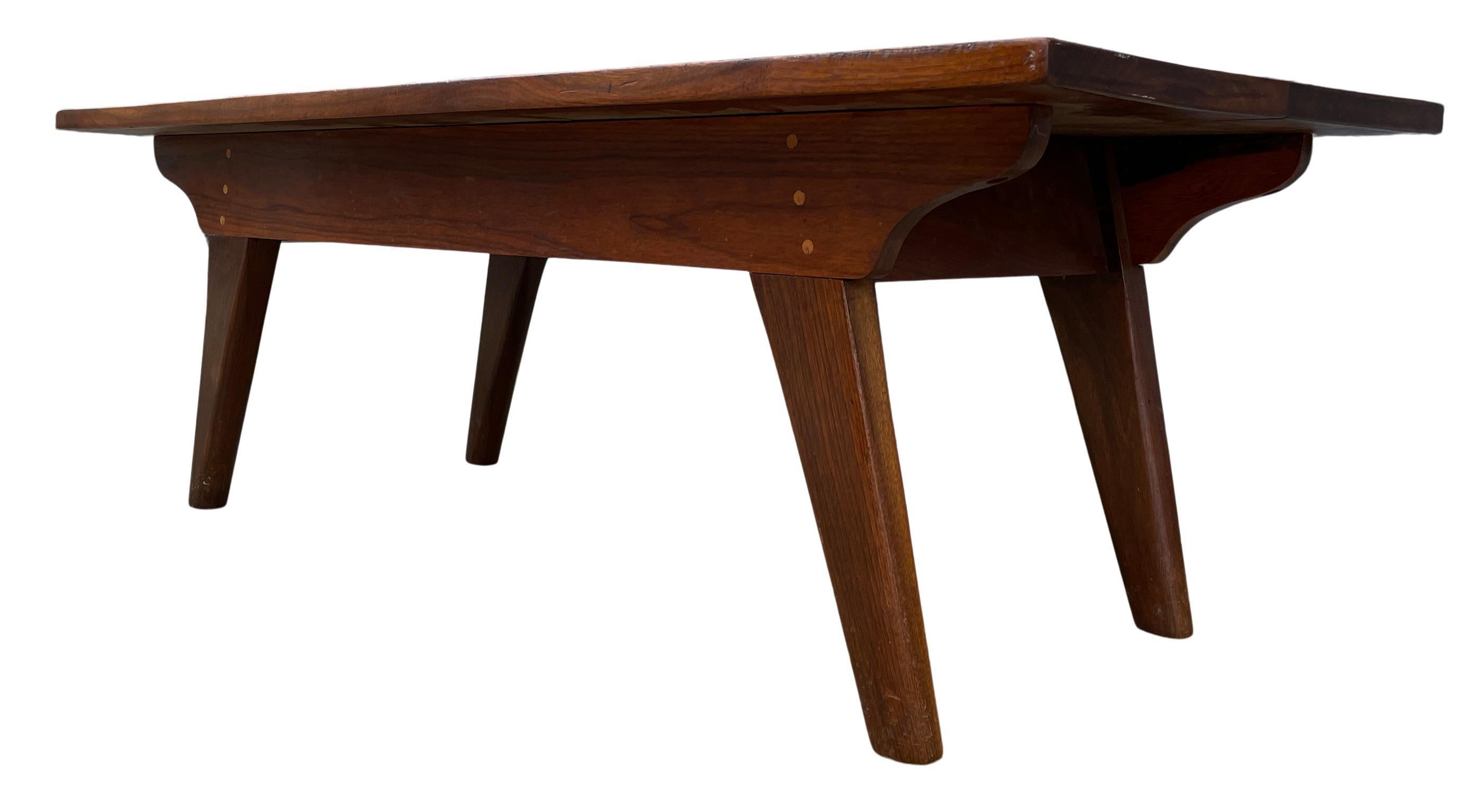 Mid-Century Modern Banc ou table basse 4' en noyer noir massif de Mid Century American Studio Craft en vente