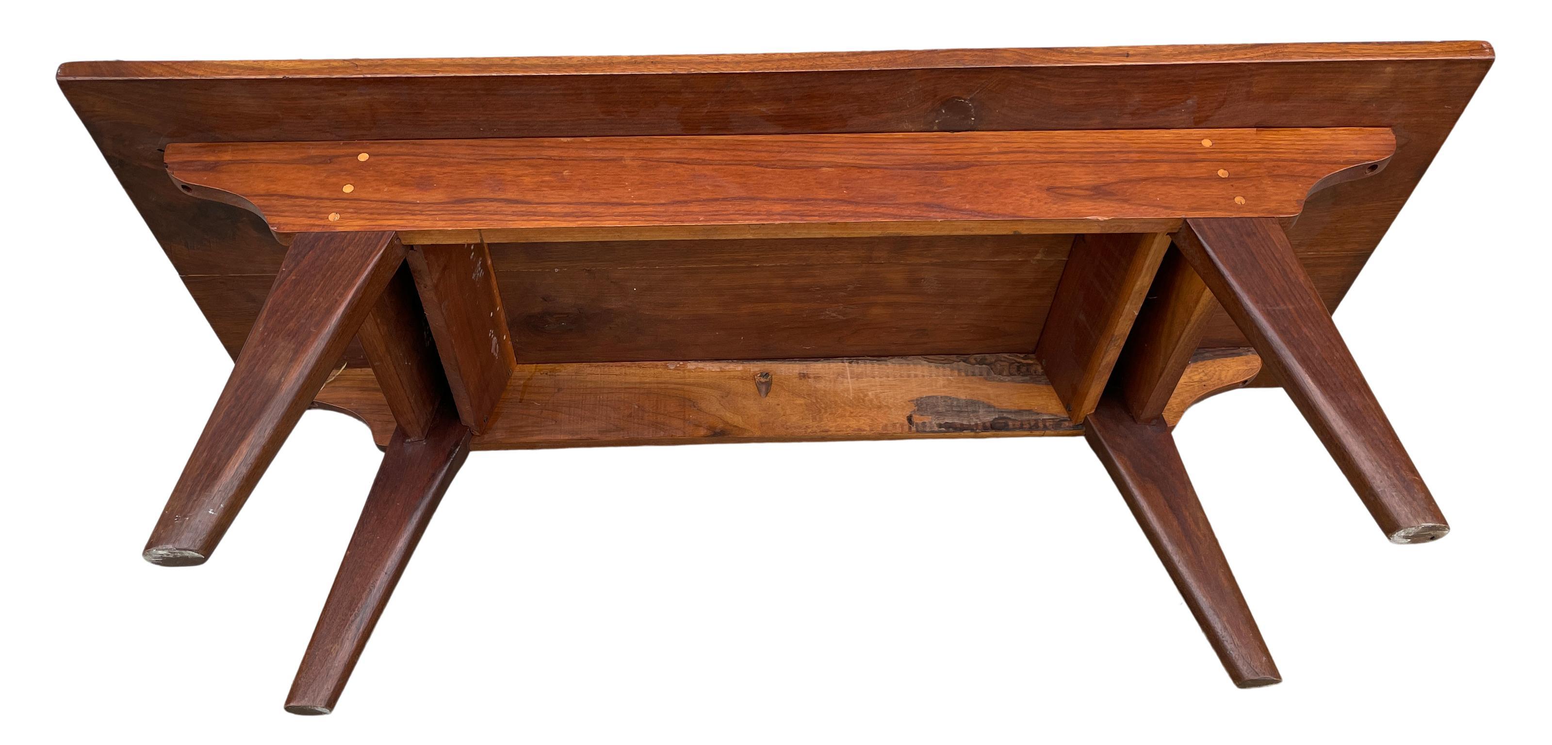Milieu du XXe siècle Banc ou table basse 4' en noyer noir massif de Mid Century American Studio Craft en vente