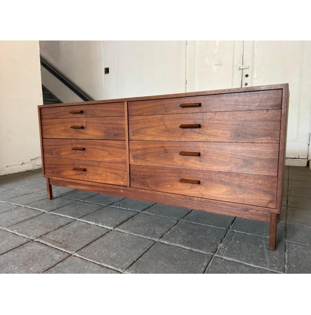 Splendida credenza a 8 cassetti in noce nero lungo dello Studio A di Mid-Century Modern con maniglie piatte in noce massiccio. Ottimo design e buone condizioni vintage con una splendida venatura di noce. Rara cassettiera da studio di Richard