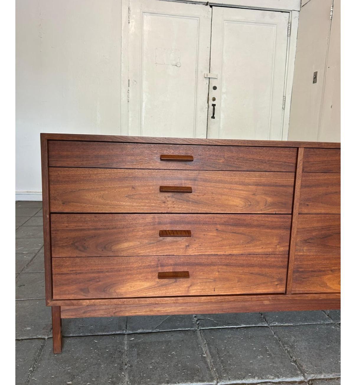 Mid-Century moderno Comò a 8 cassetti in noce Studio A di Richard Artschwager, metà secolo. in vendita