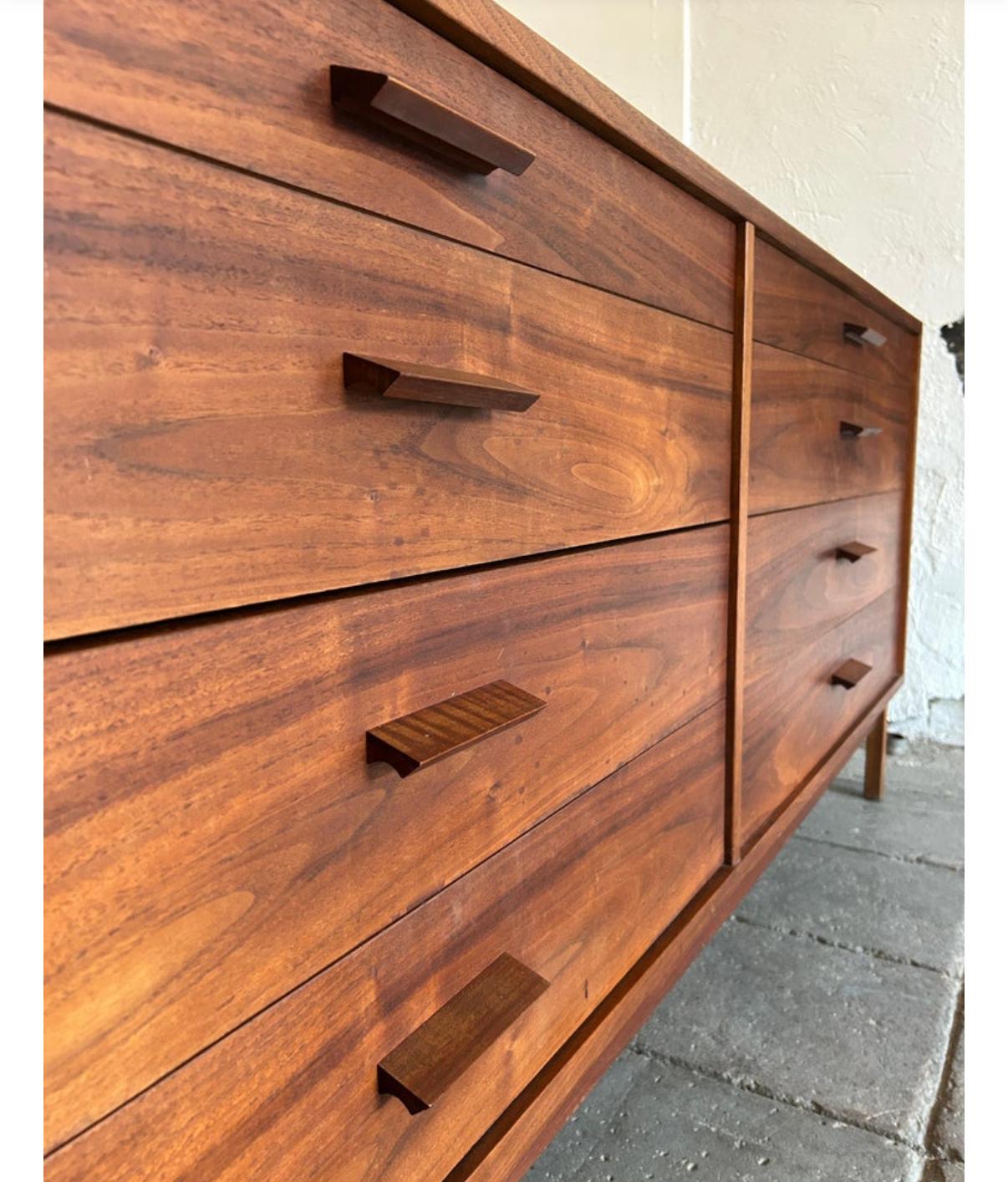 Americano Comò a 8 cassetti in noce Studio A di Richard Artschwager, metà secolo. in vendita