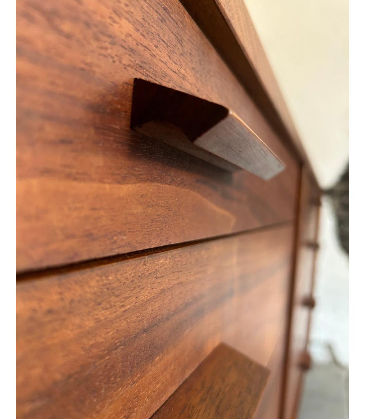 Falegnameria Comò a 8 cassetti in noce Studio A di Richard Artschwager, metà secolo. in vendita