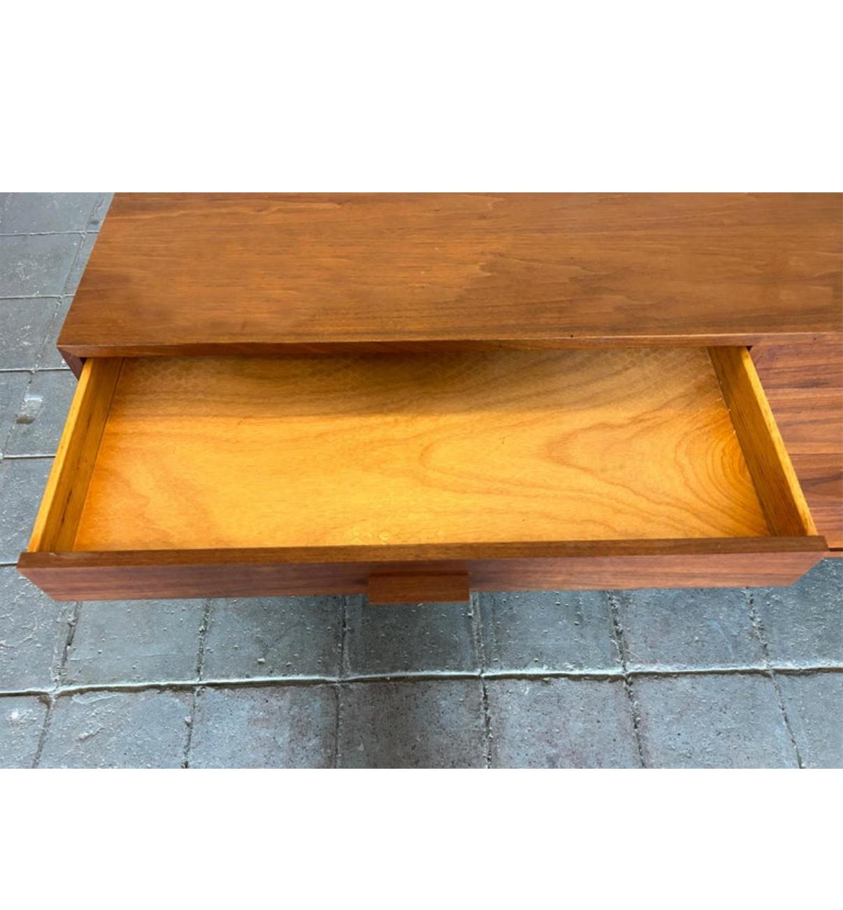 Metà XX secolo Comò a 8 cassetti in noce Studio A di Richard Artschwager, metà secolo. in vendita