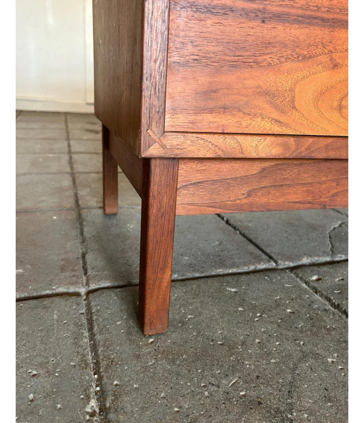 Noce Comò a 8 cassetti in noce Studio A di Richard Artschwager, metà secolo. in vendita