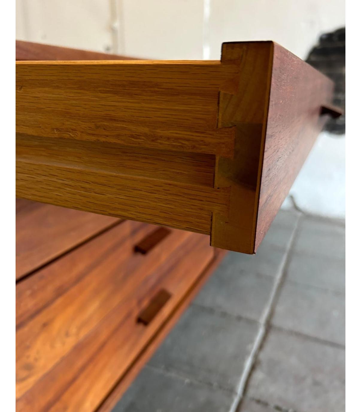 Comò a 8 cassetti in noce Studio A di Richard Artschwager, metà secolo. in vendita 1