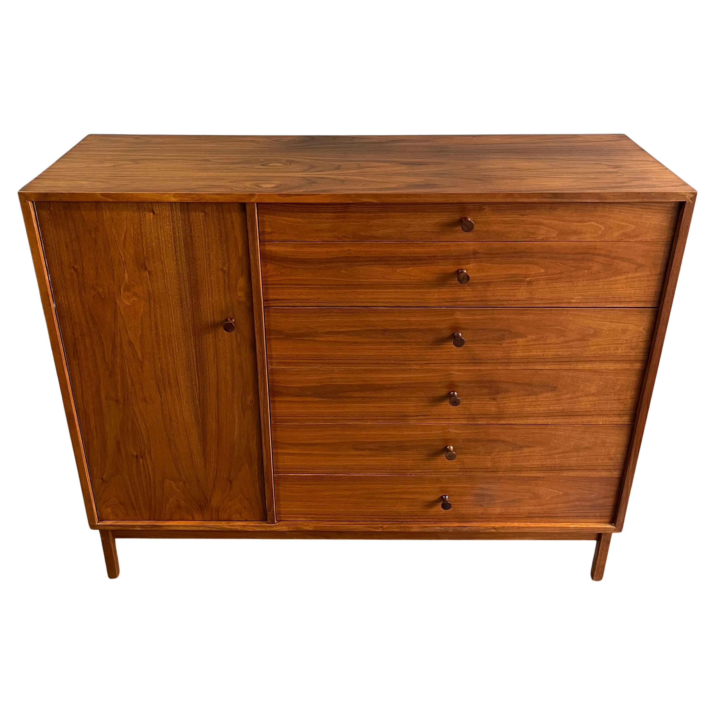 Artist Richard Artschwager (NY 1923-2013). Fine high-boy cabinet in walnut. An iconic piece of mid century furniture design. Featuring 6 dovetailed drawers and one cabinet with three adjustable shelves. Artschwager started his career designing and
