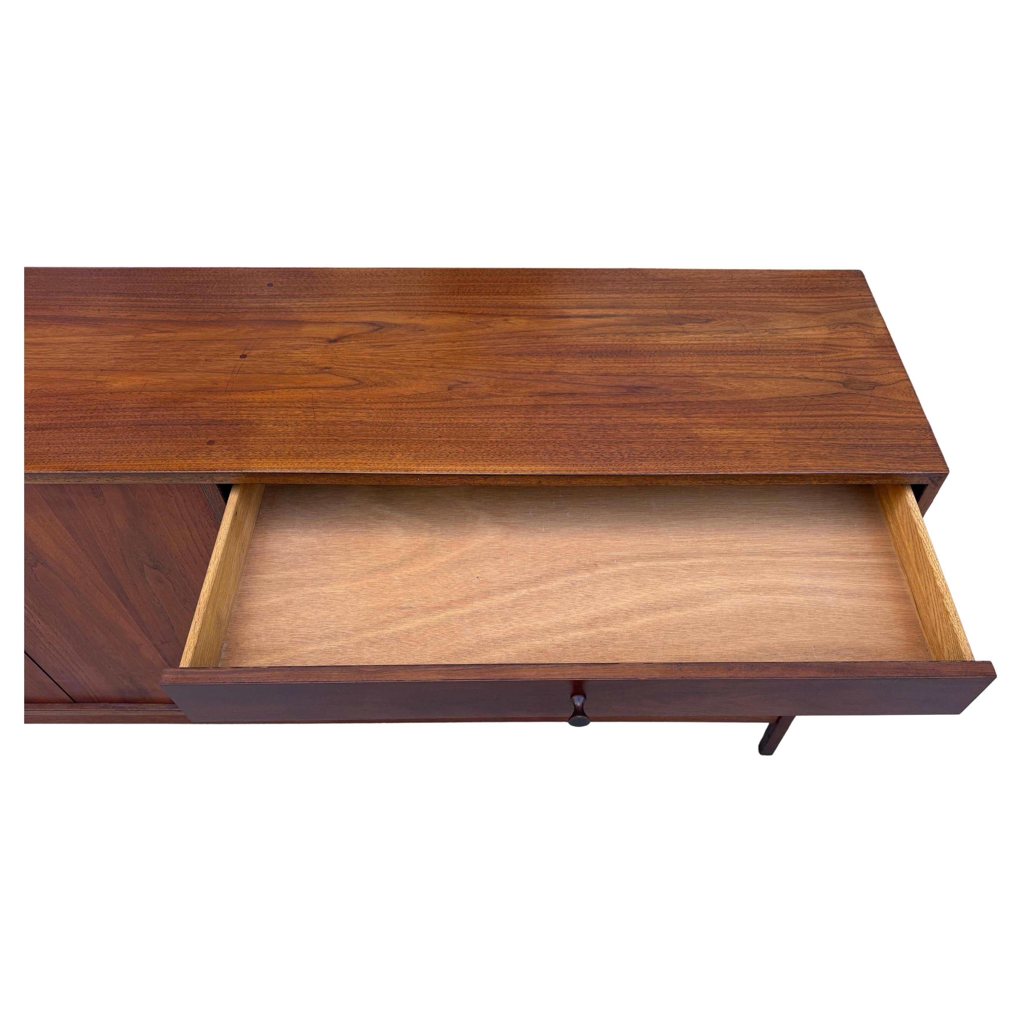 Metà XX secolo Credenza in noce Studio A di metà secolo di Richard Artschwager in vendita