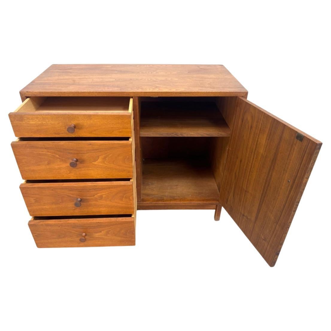 Mid-Century Modern Commode en noyer du milieu du siècle de Studio A Craft par Richard Artschwager, RICHARD en vente