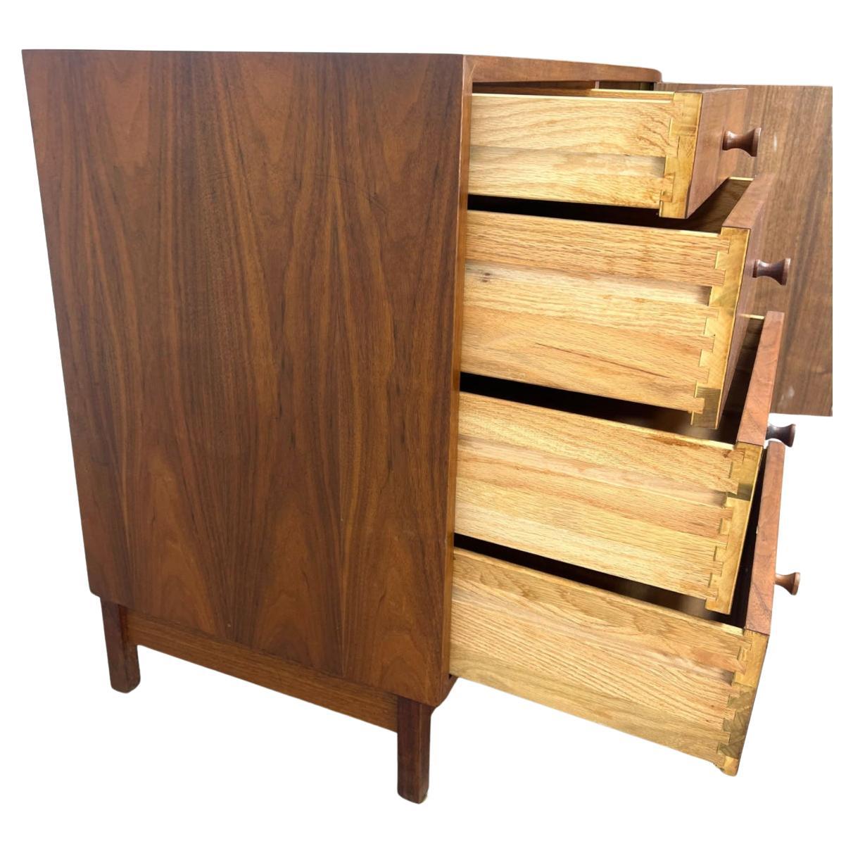 Américain Commode en noyer du milieu du siècle de Studio A Craft par Richard Artschwager, RICHARD en vente