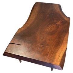 Amerikanischer Studio Nussbaum Couchtisch mit lebendiger Kante aus der Mitte des Jahrhunderts von, James Martin