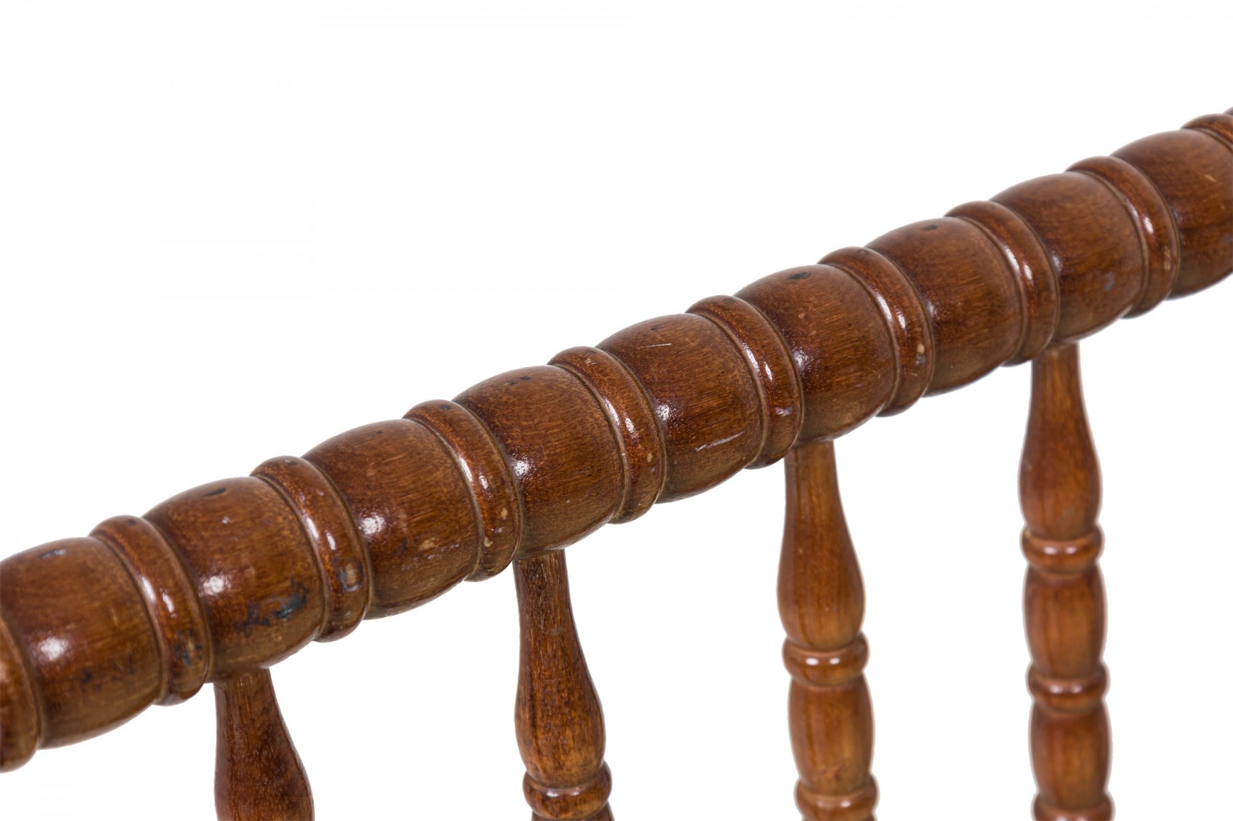 Cuna de Bebé Americana de Mitad de Siglo de Madera Lacada de Huso Torneado en venta 3