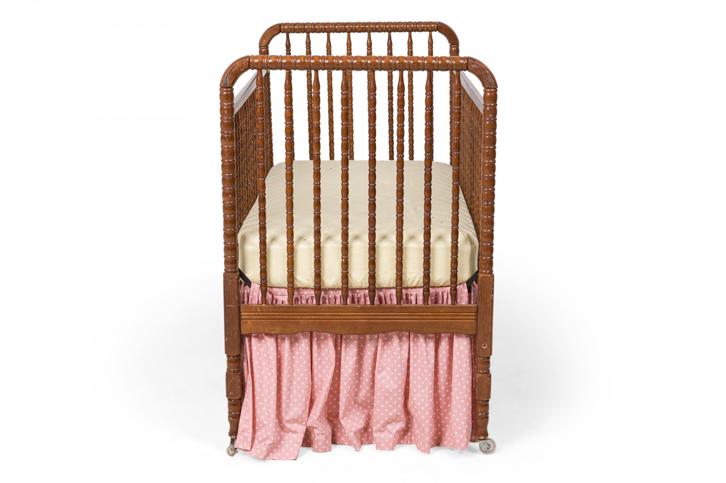 Cuna de Bebé Americana de Mitad de Siglo de Madera Lacada de Huso Torneado Moderno de mediados de siglo en venta