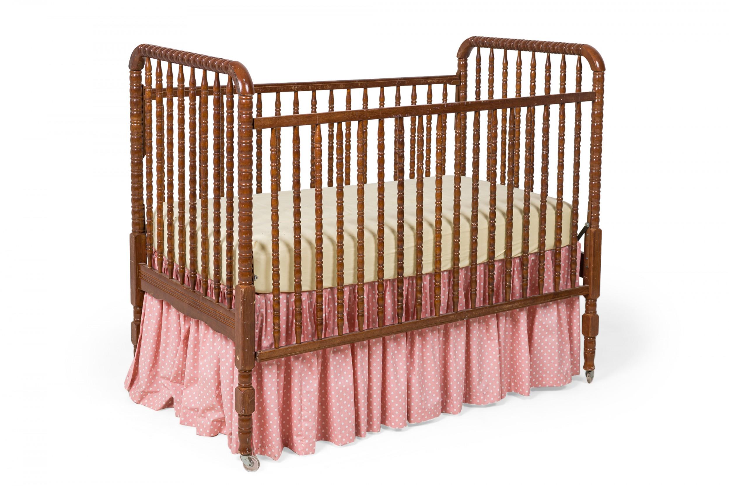 Cuna de Bebé Americana de Mitad de Siglo de Madera Lacada de Huso Torneado Estadounidense en venta