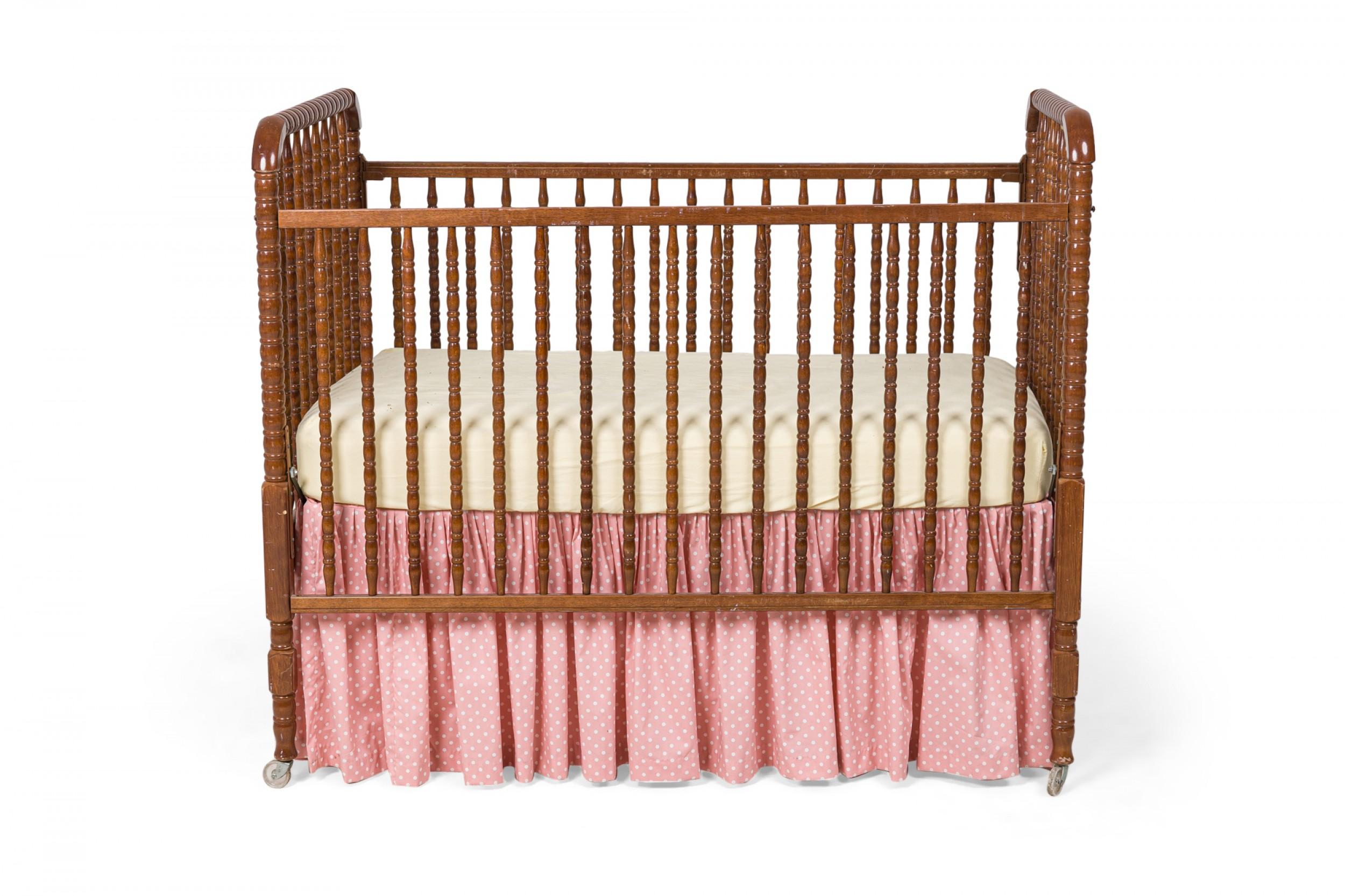 Cuna de Bebé Americana de Mitad de Siglo de Madera Lacada de Huso Torneado Tallado en venta