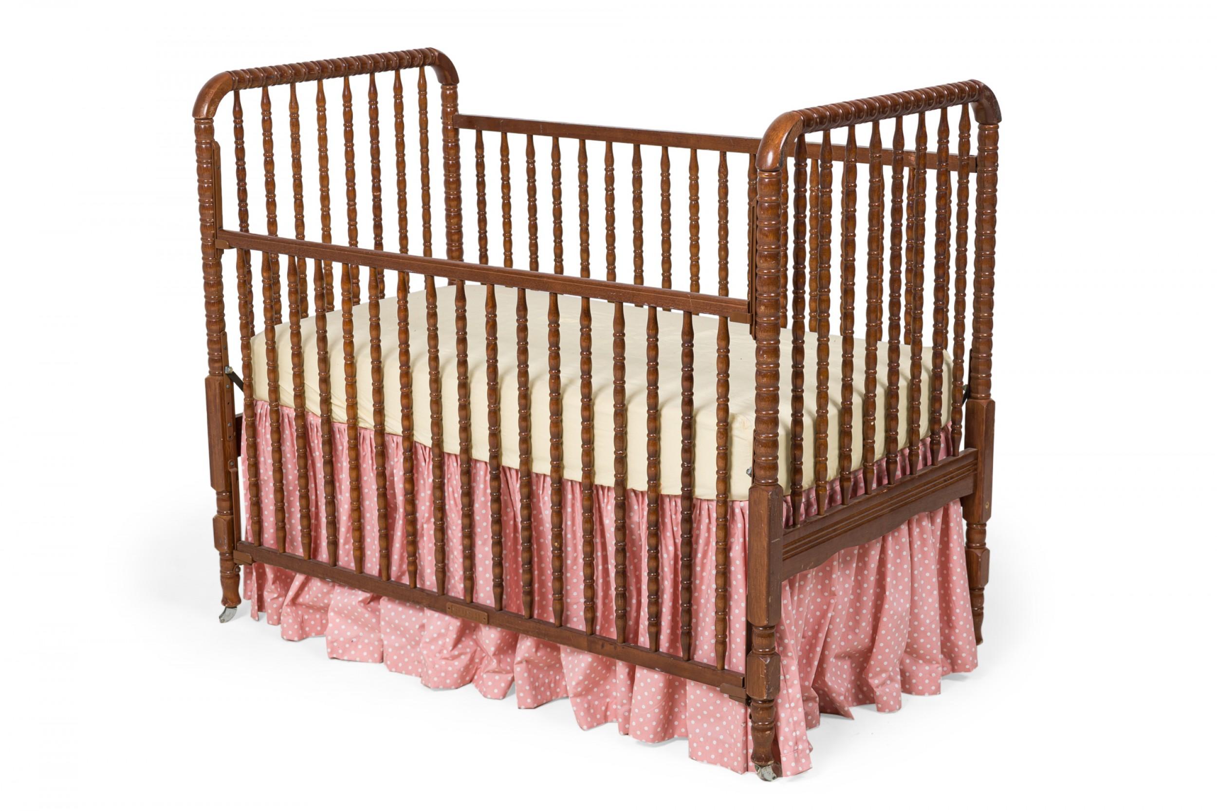 Cuna de Bebé Americana de Mitad de Siglo de Madera Lacada de Huso Torneado en Bueno estado para la venta en Queens, NY