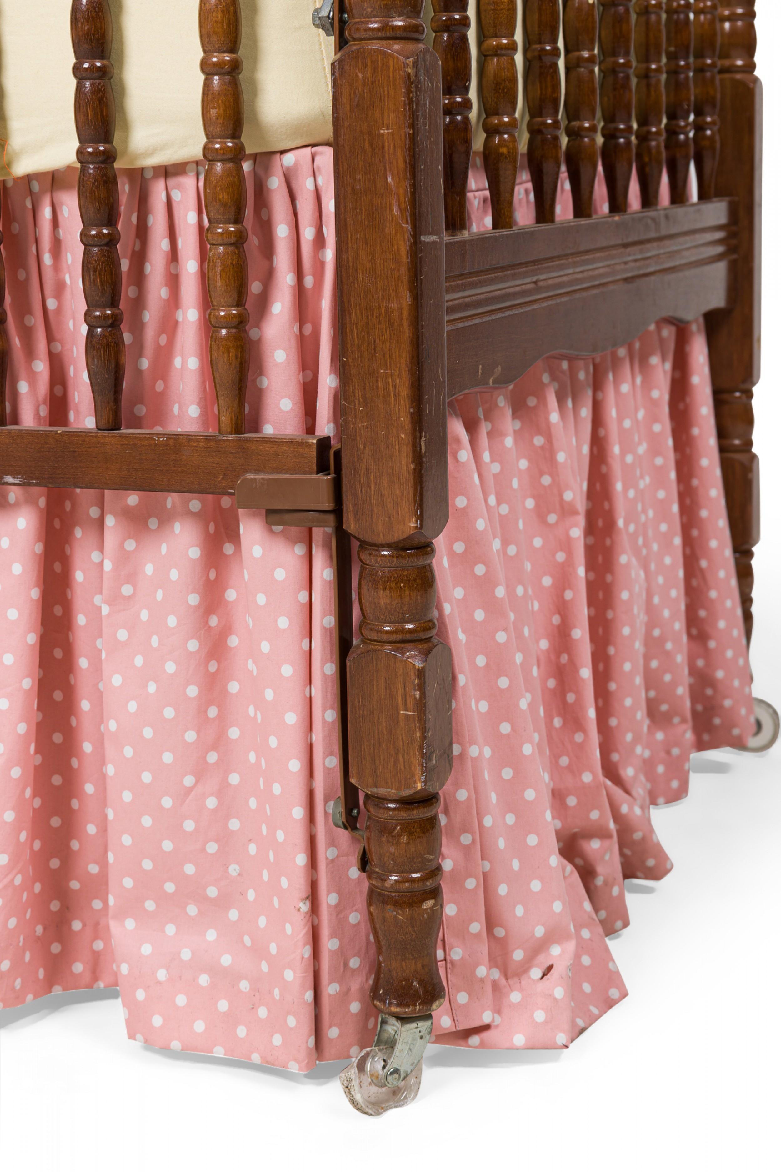 Cuna de Bebé Americana de Mitad de Siglo de Madera Lacada de Huso Torneado siglo XX en venta