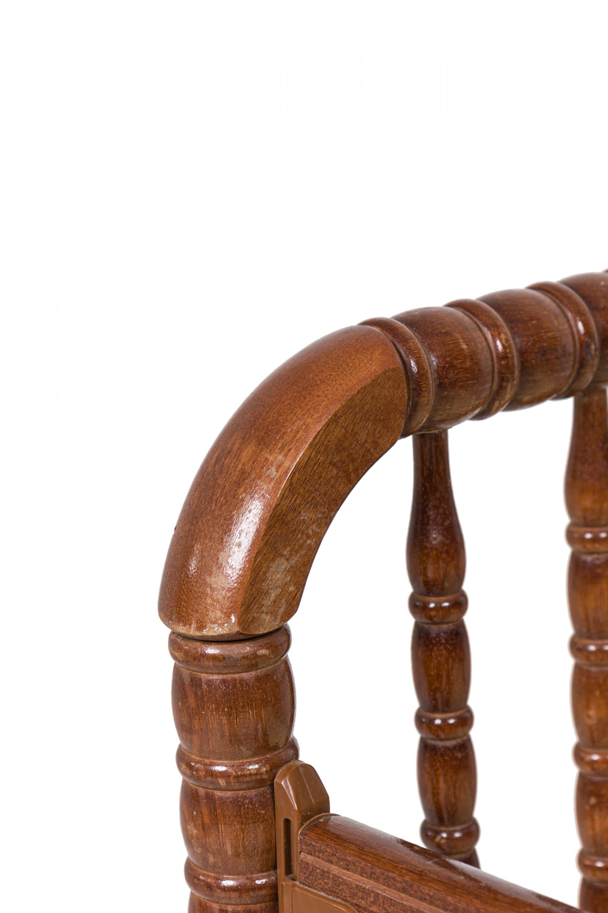 Cuna de Bebé Americana de Mitad de Siglo de Madera Lacada de Huso Torneado Plástico en venta