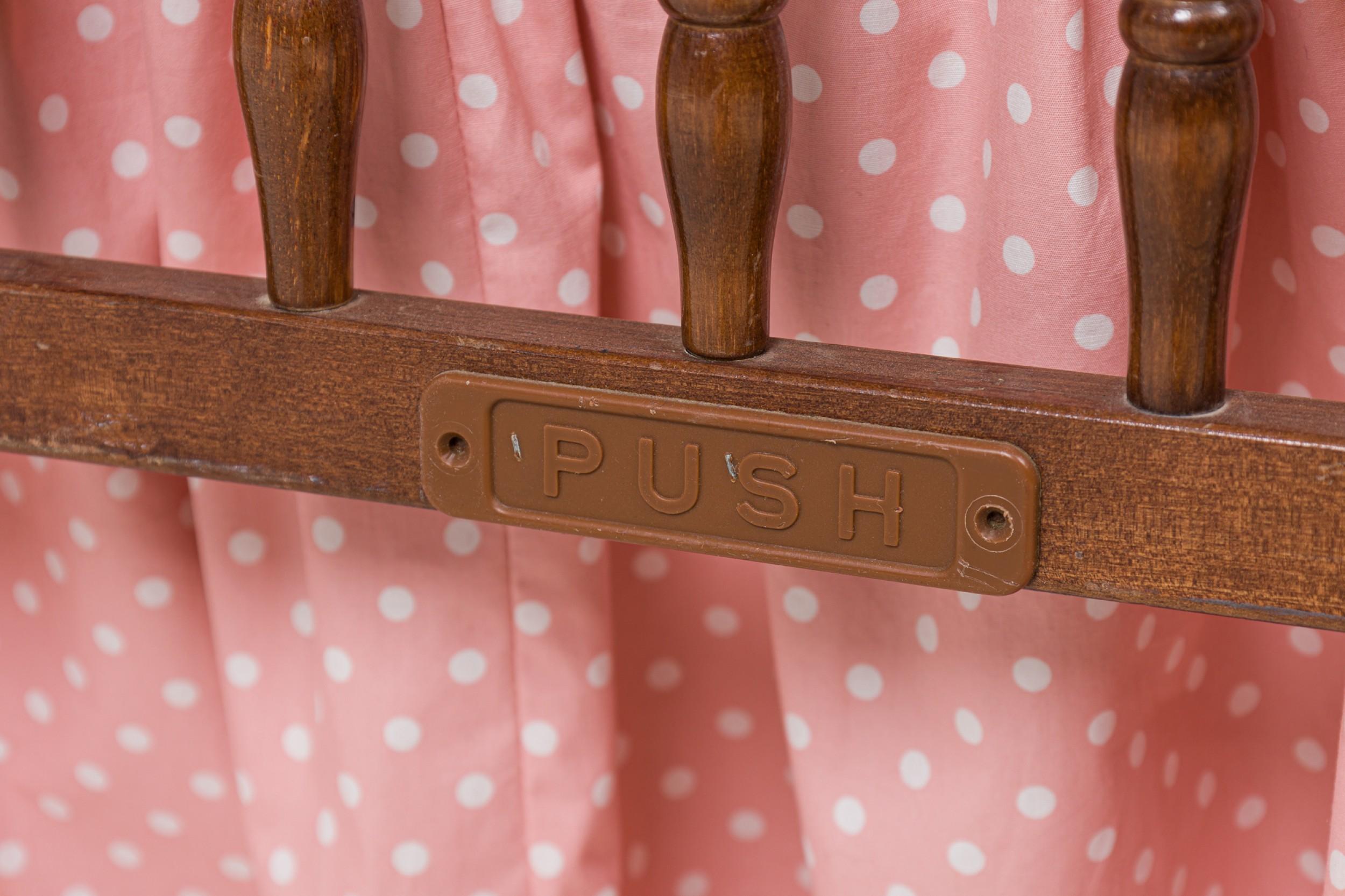 Cuna de Bebé Americana de Mitad de Siglo de Madera Lacada de Huso Torneado en venta 1