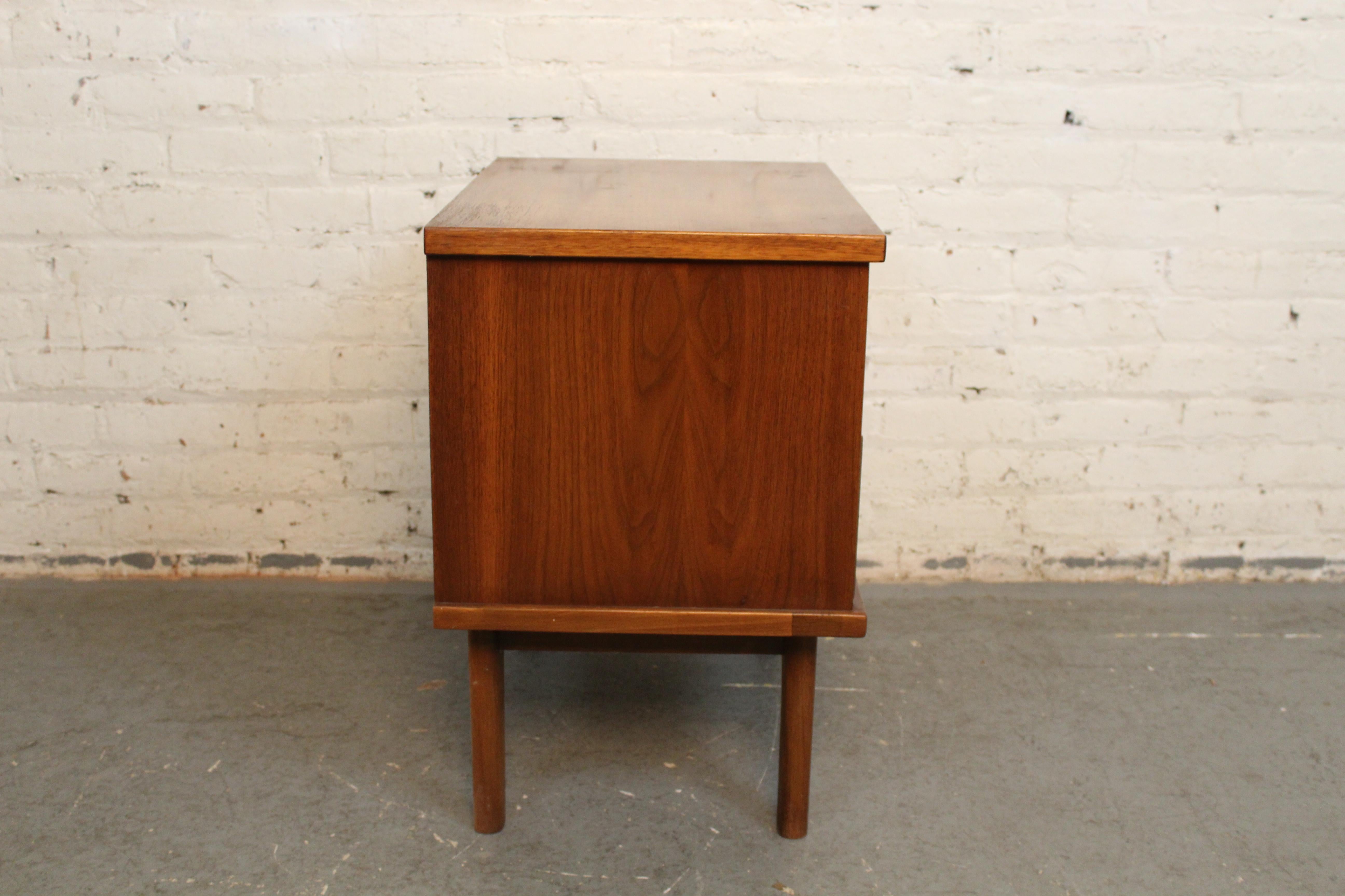 Mid-Century American Walnut Nightstand by United Furniture Corp. In Good Condition For Sale In Brooklyn, NY