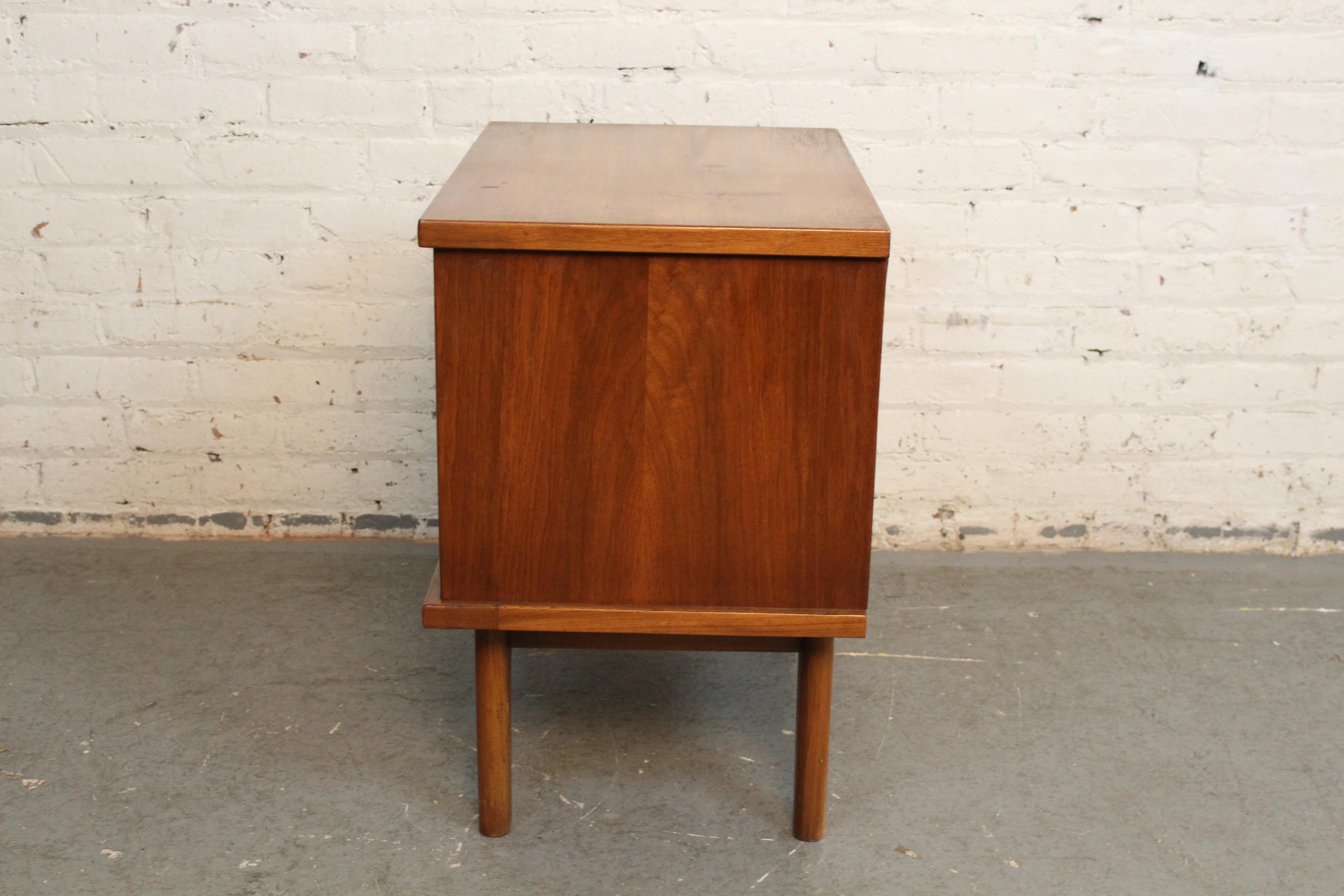 Wood Mid-Century American Walnut Nightstand by United Furniture Corp. For Sale