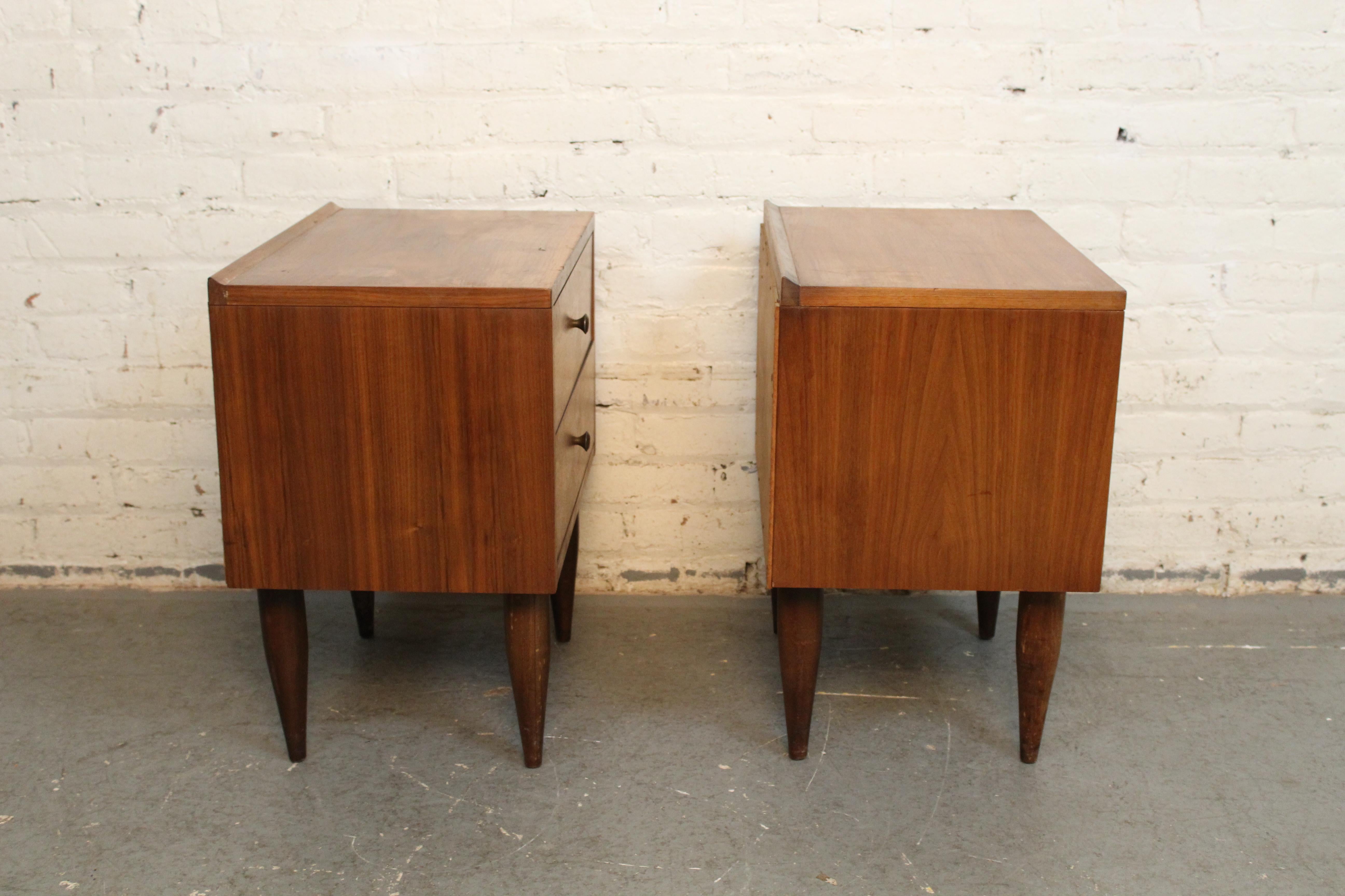 Turned Mid-Century American Walnut Nightstands by Harmony House For Sale
