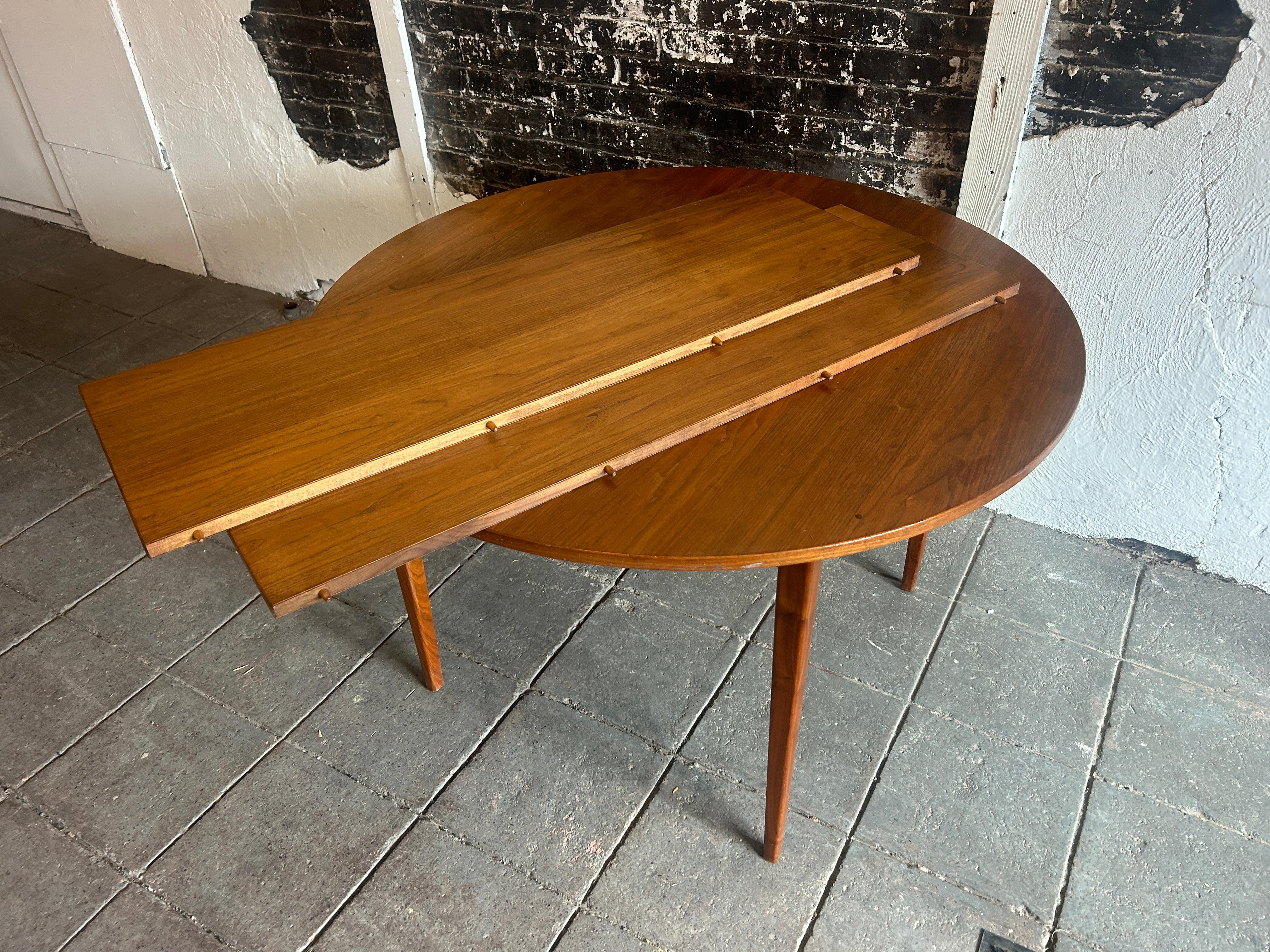 Mid century American walnut round dining table with 2 leaves  For Sale 4
