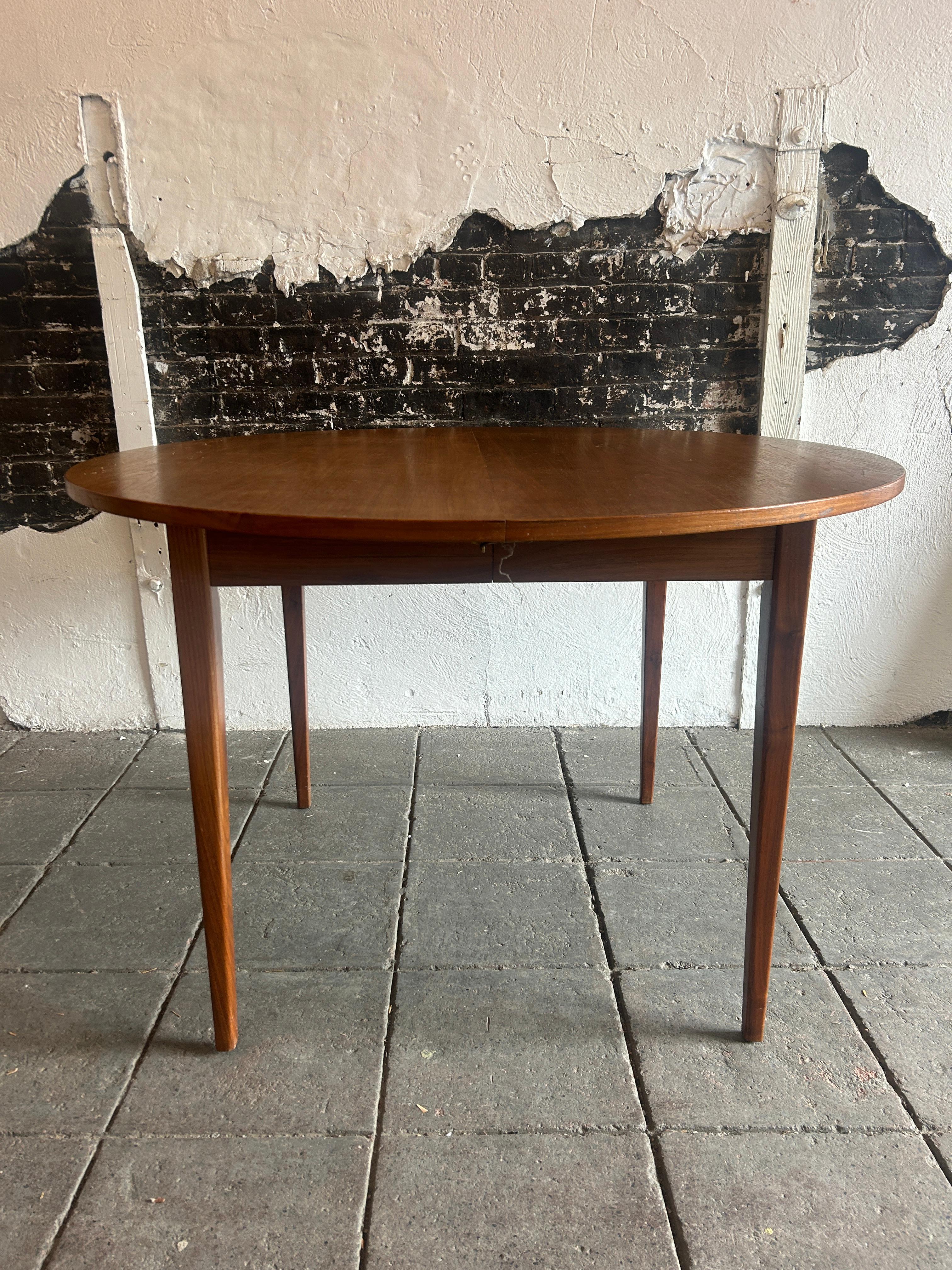 Mid-Century Modern Mid century American walnut round dining table with 2 leaves  For Sale