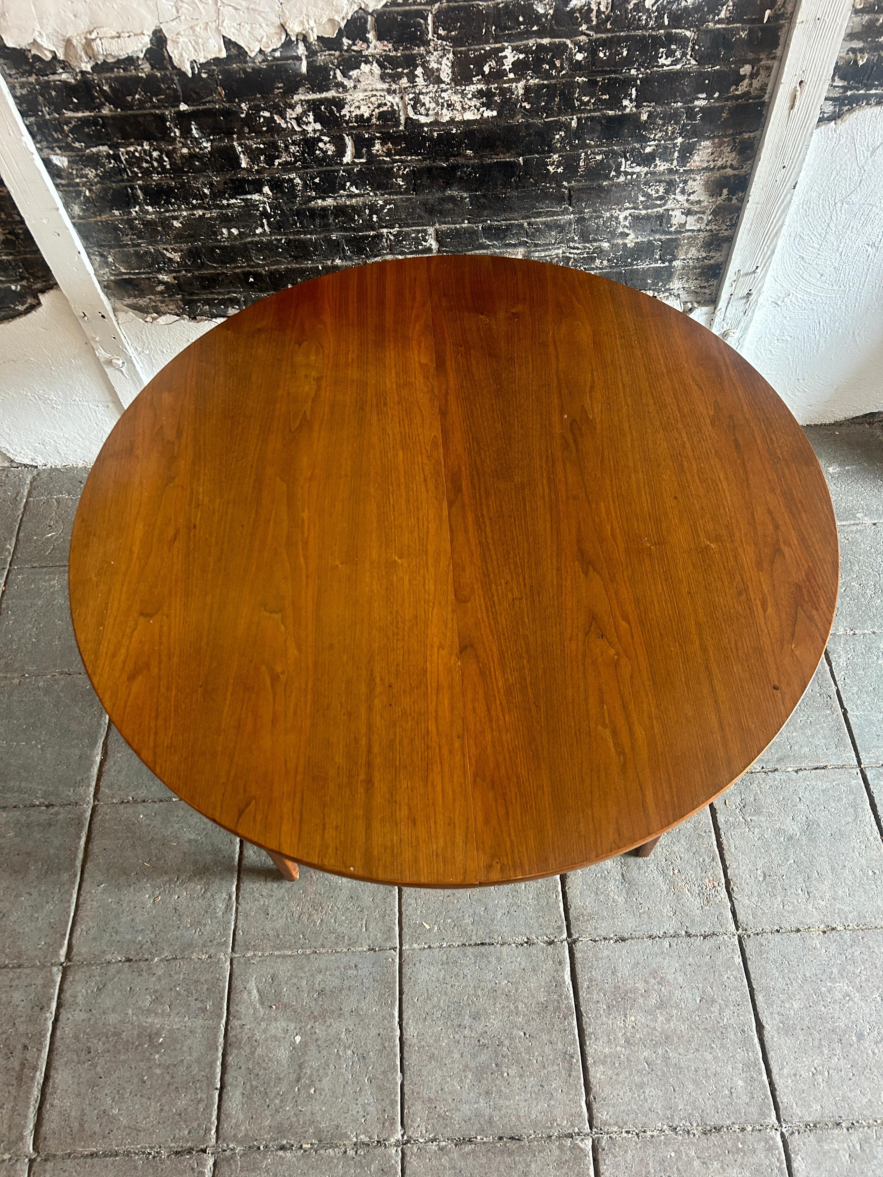 Woodwork Mid century American walnut round dining table with 2 leaves  For Sale
