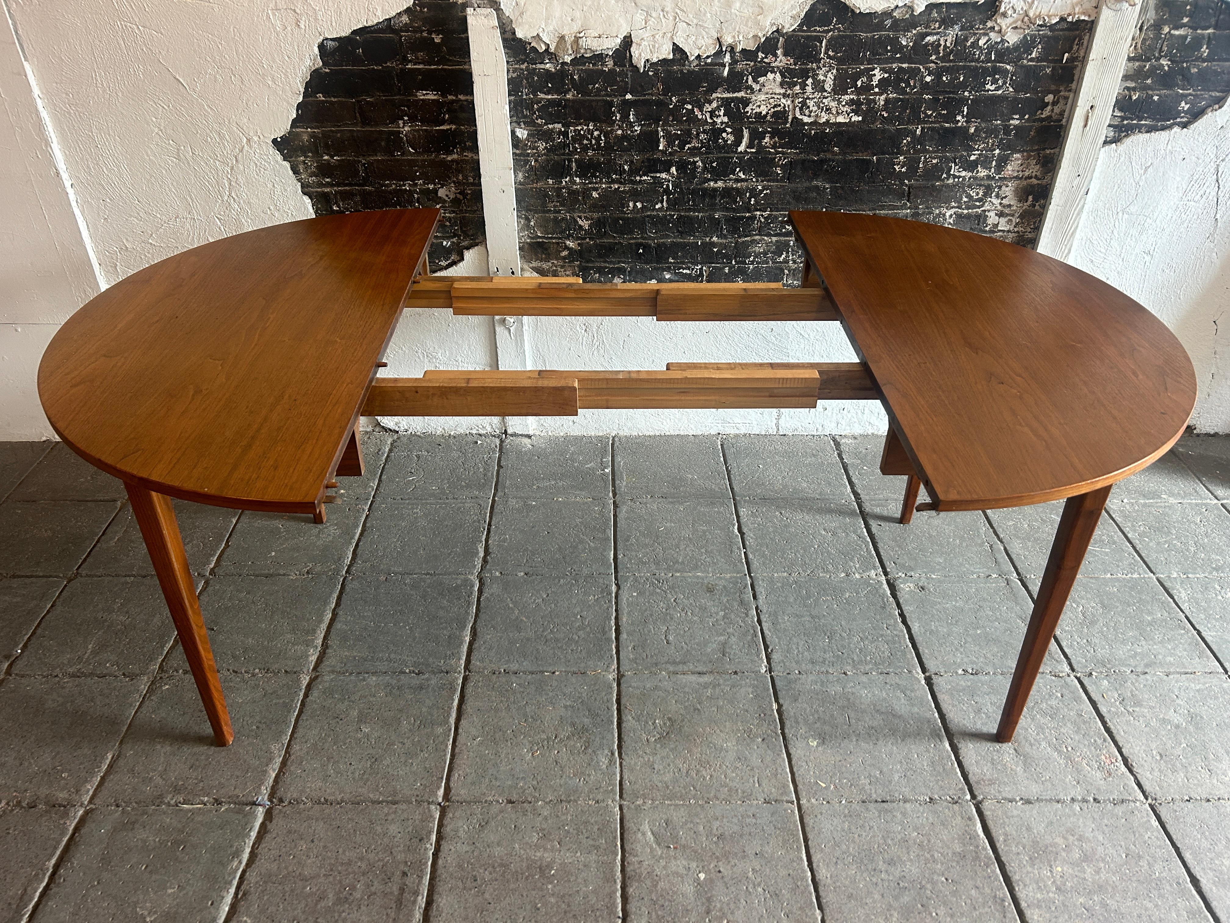 Mid century American walnut round dining table with 2 leaves  In Good Condition For Sale In BROOKLYN, NY