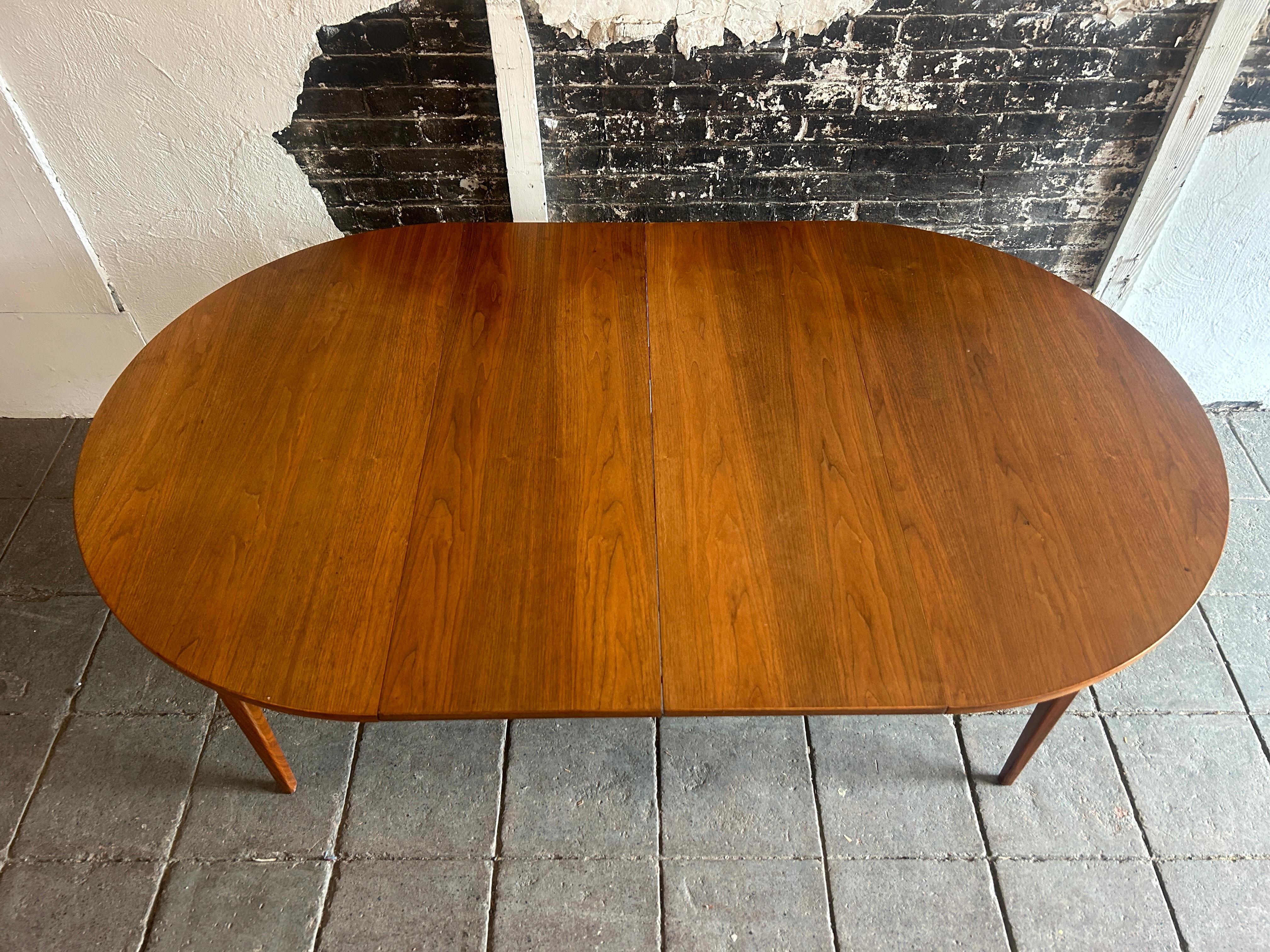 Walnut Mid century American walnut round dining table with 2 leaves  For Sale