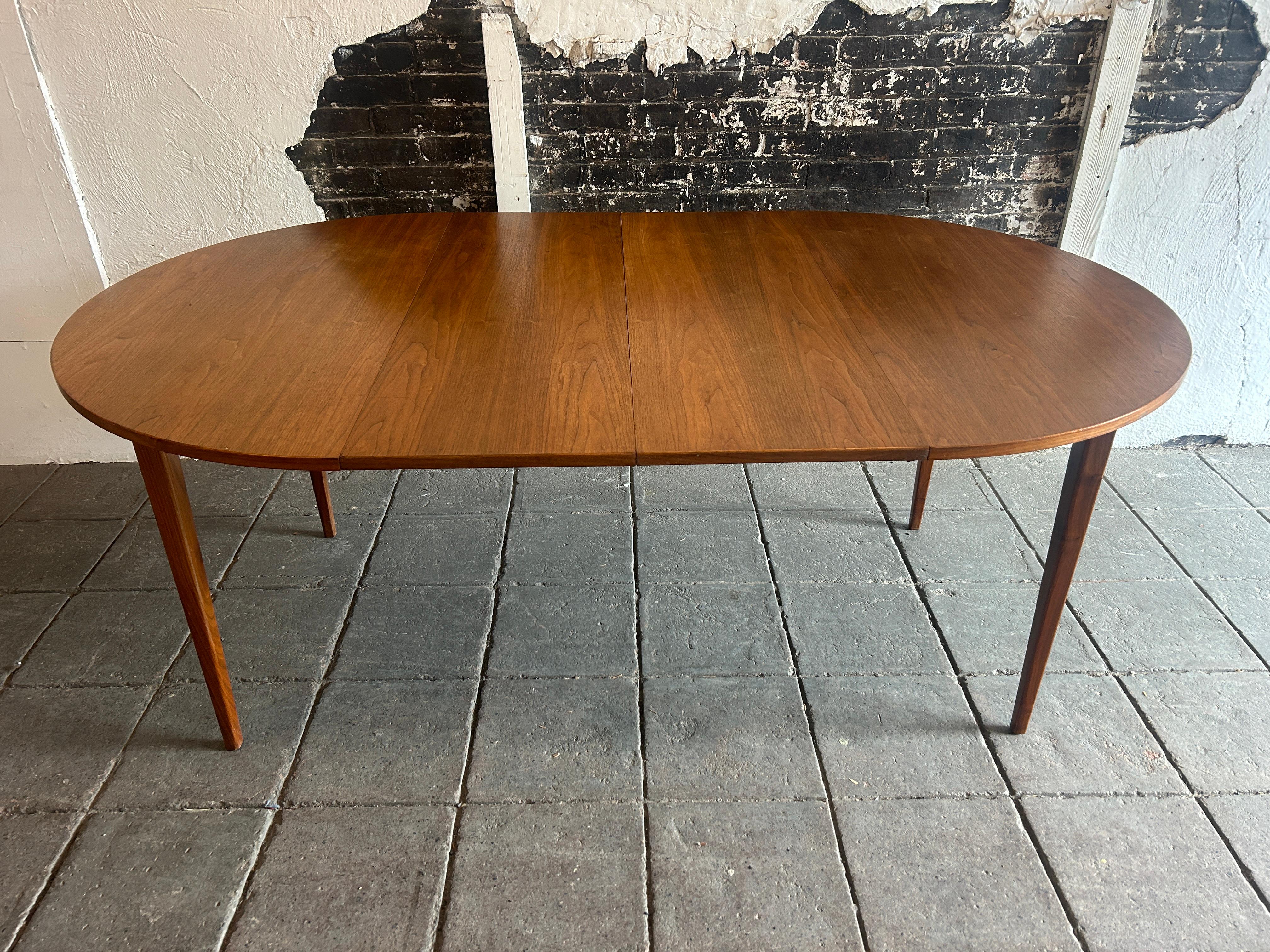 Mid century American walnut round dining table with 2 leaves  For Sale 1