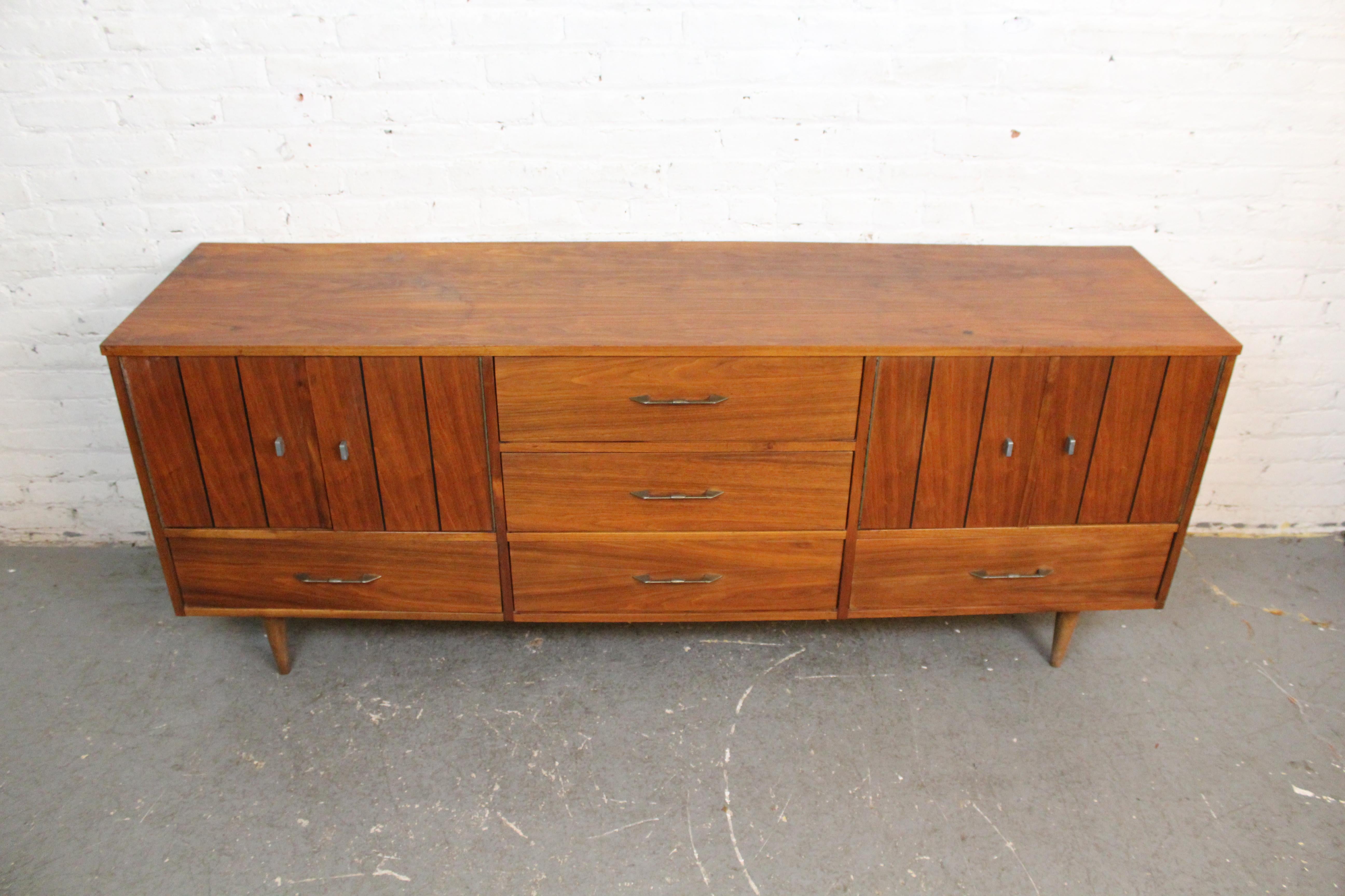 Mid-Century Modern Buffet américain du milieu du siècle dernier par Young Manufacturing en vente