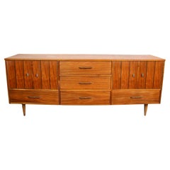Amerikanisches Nussbaum-Sideboard aus der Mitte des Jahrhunderts von Young Manufacturing