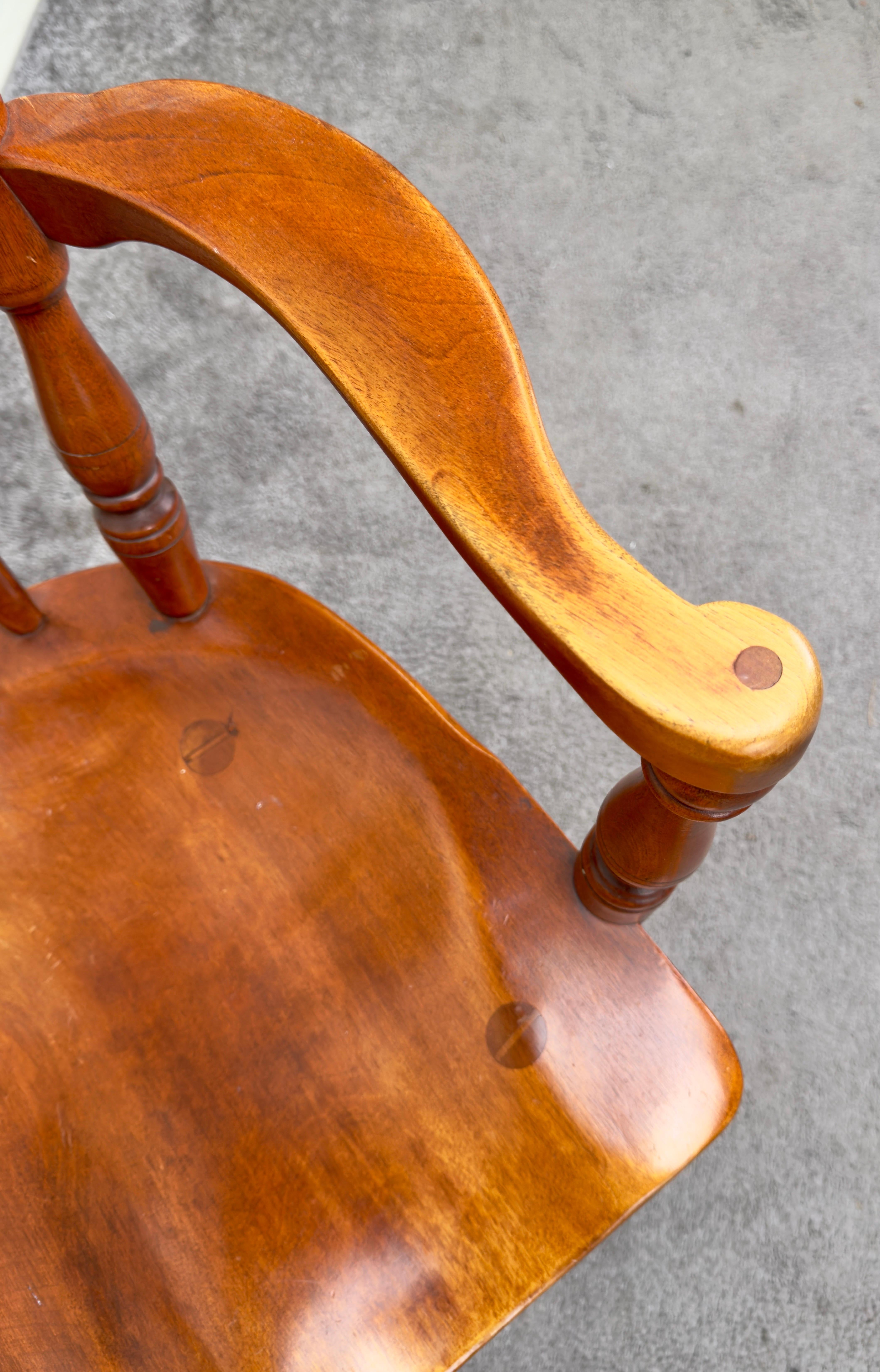 Chaise, fauteuil en bois d'érable sculpté Americana Mid-Century  en vente 4
