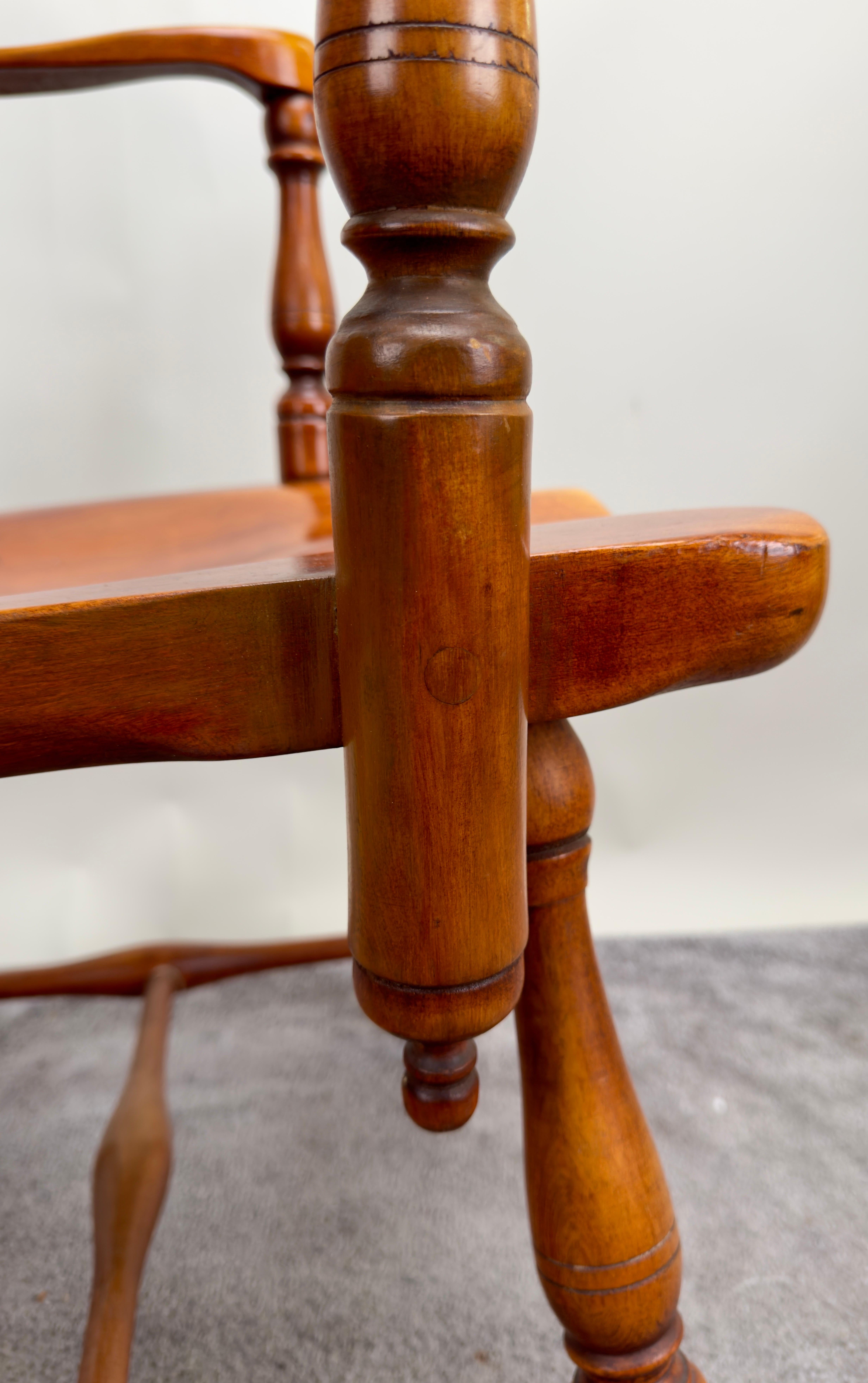Chaise, fauteuil en bois d'érable sculpté Americana Mid-Century  en vente 6
