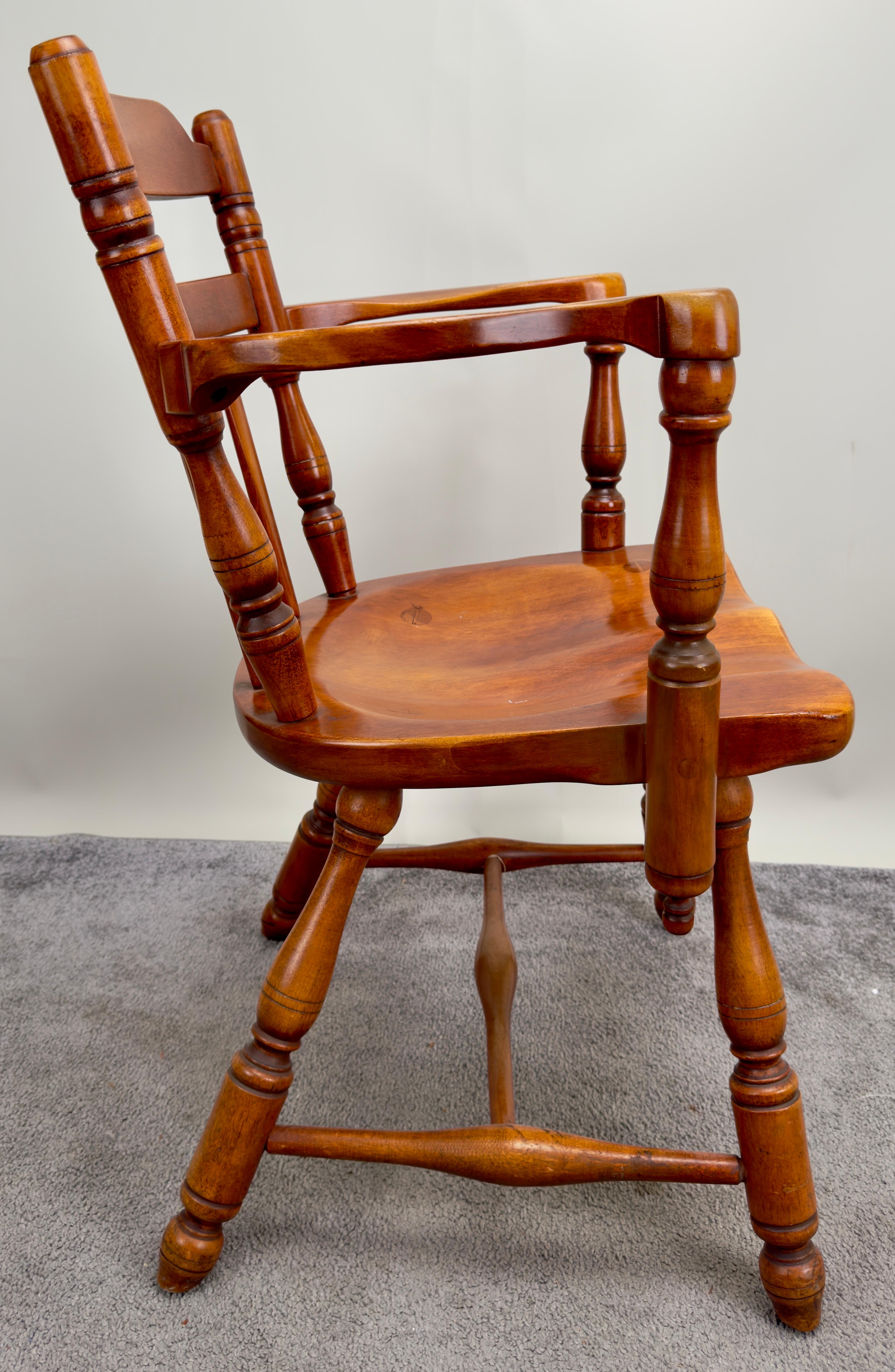 Mid-Century Americana Maple Wood Carved Chair, Armchair  In Good Condition For Sale In Plainview, NY