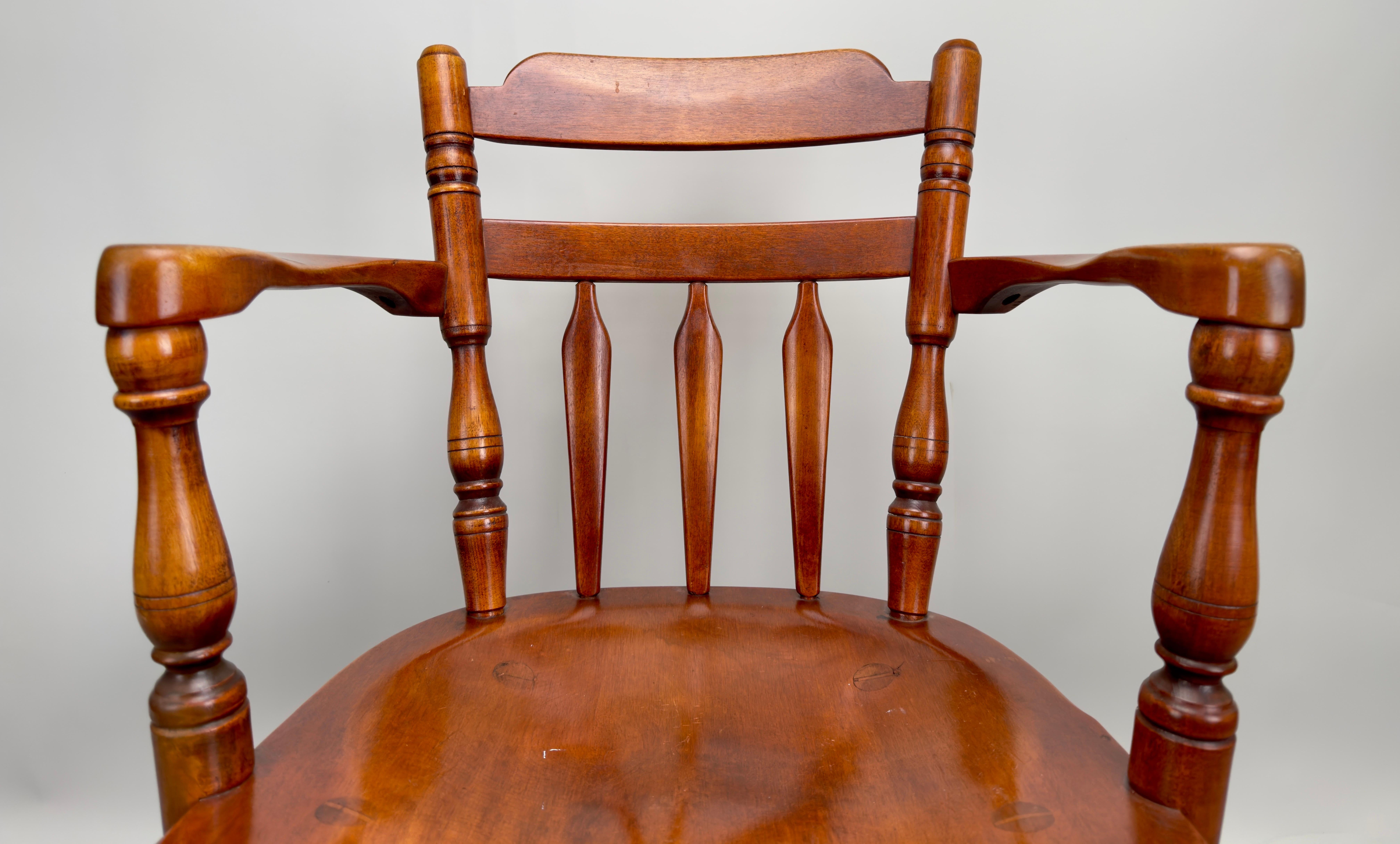 Chaise, fauteuil en bois d'érable sculpté Americana Mid-Century  en vente 2