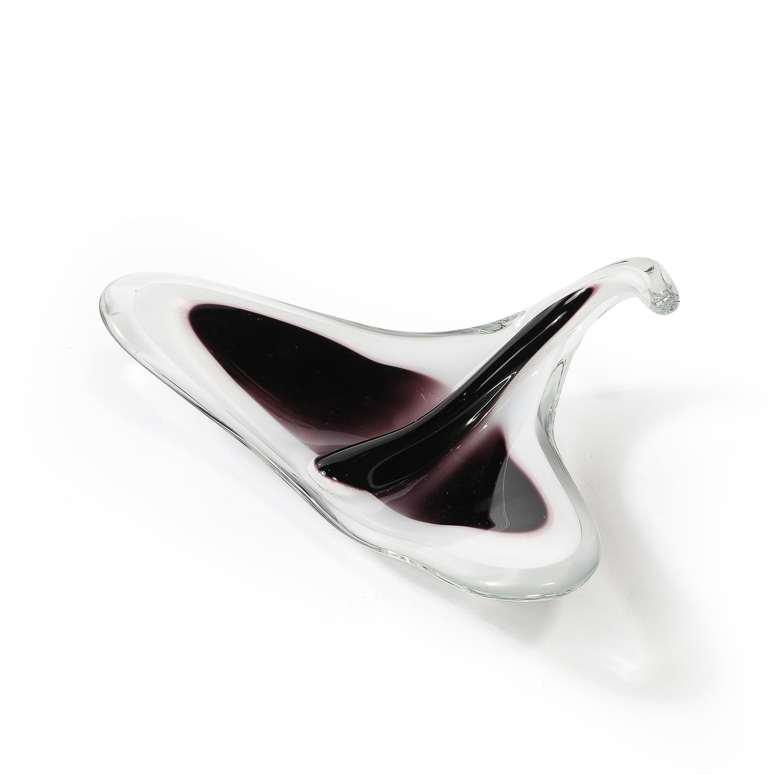 Ce captivant bol en verre d'art moderniste du milieu du siècle, conçu par Flygsfors et Coquille, reflète le savoir-faire innovant et l'esthétique organique du design suédois des années 1960. Sa forme fluide et sculpturale est à la fois dynamique et