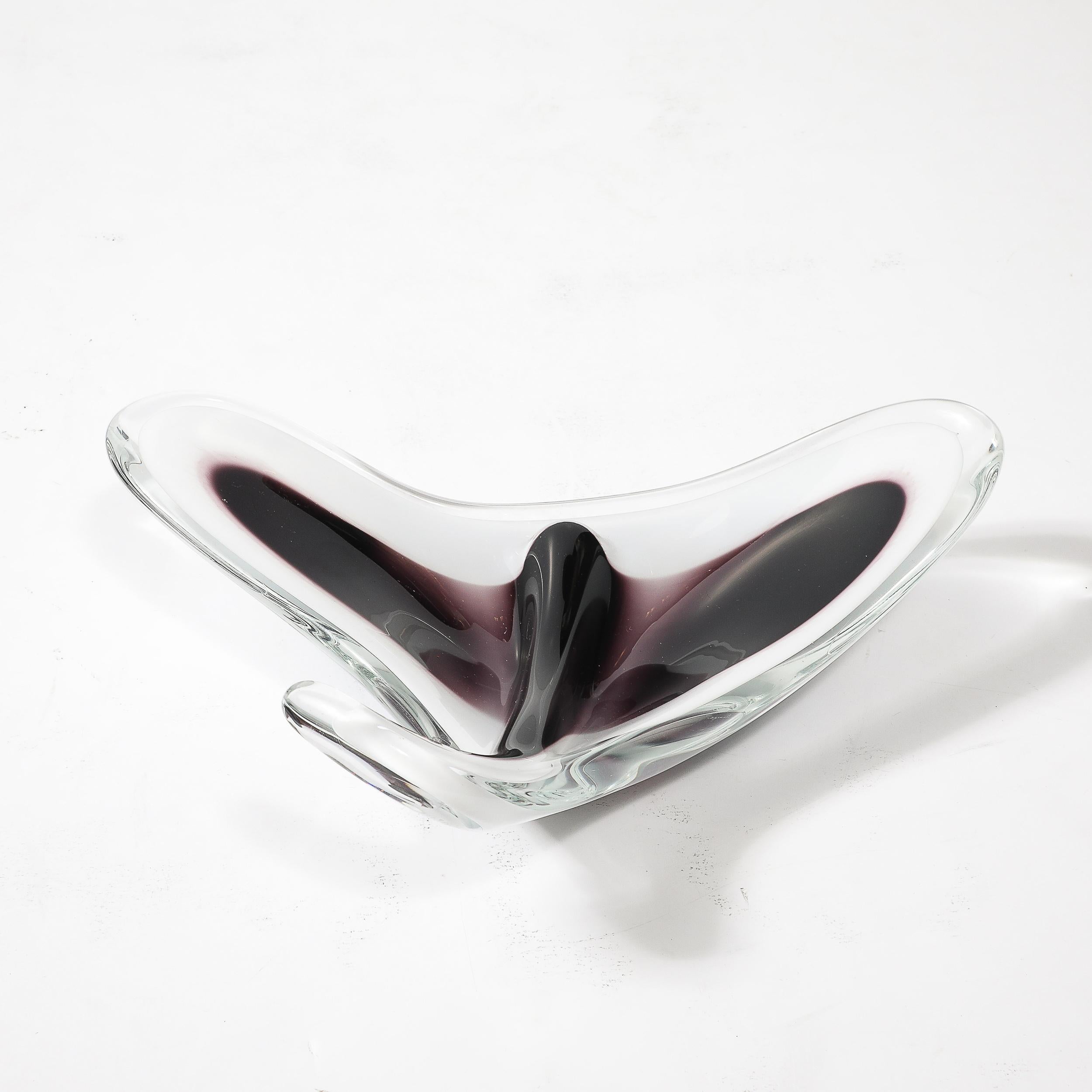 Verre d'art Bol en verre organique blanc et améthyste du milieu du siècle signé Flygsfors et Coquile en vente