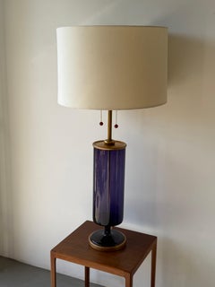 Mid-Century Amethyst Kunstglas Tischlampe mit Messing Akzenten