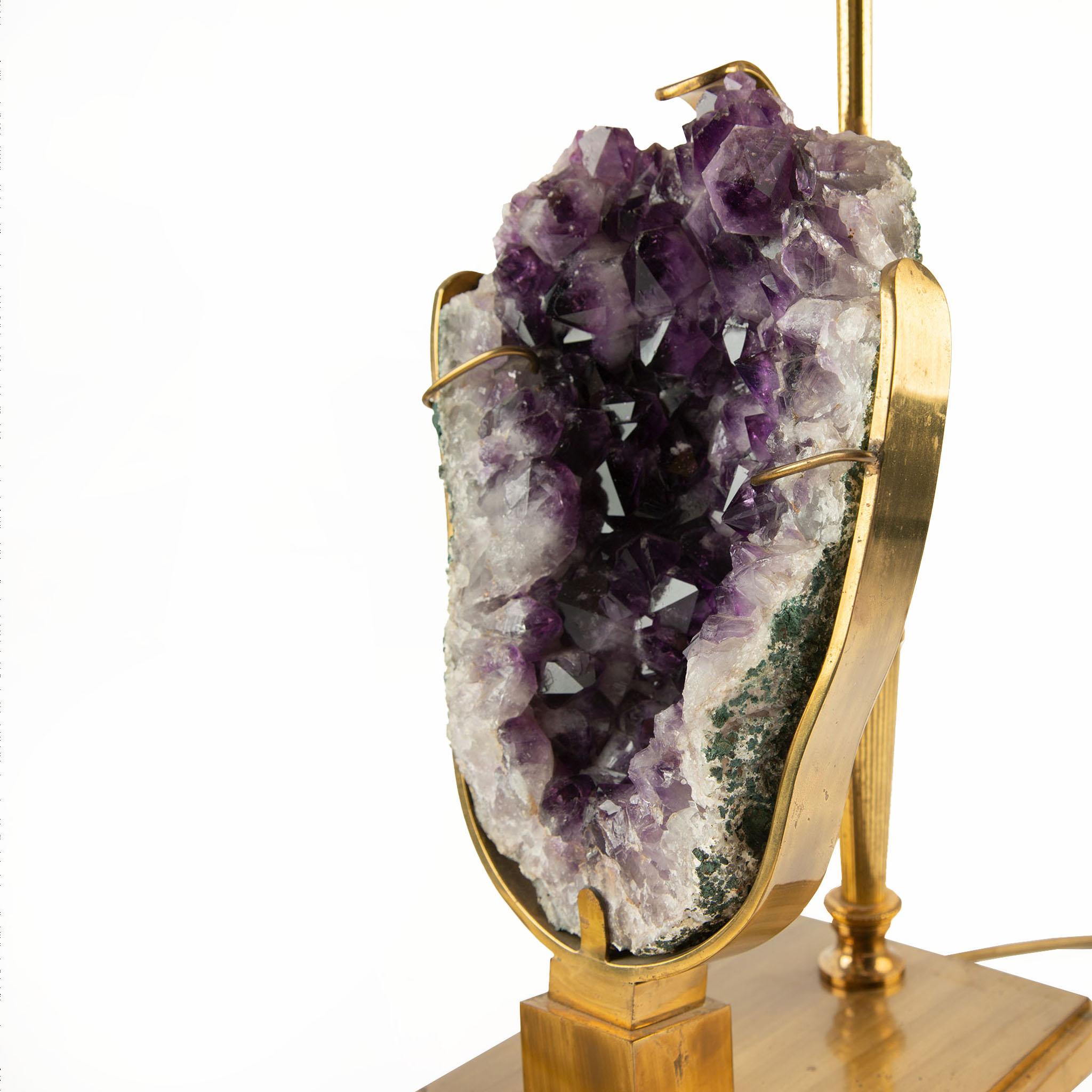 Mid-Century moderno Lampada di ametista del metà del secolo scorso con paralume in ottone in vendita