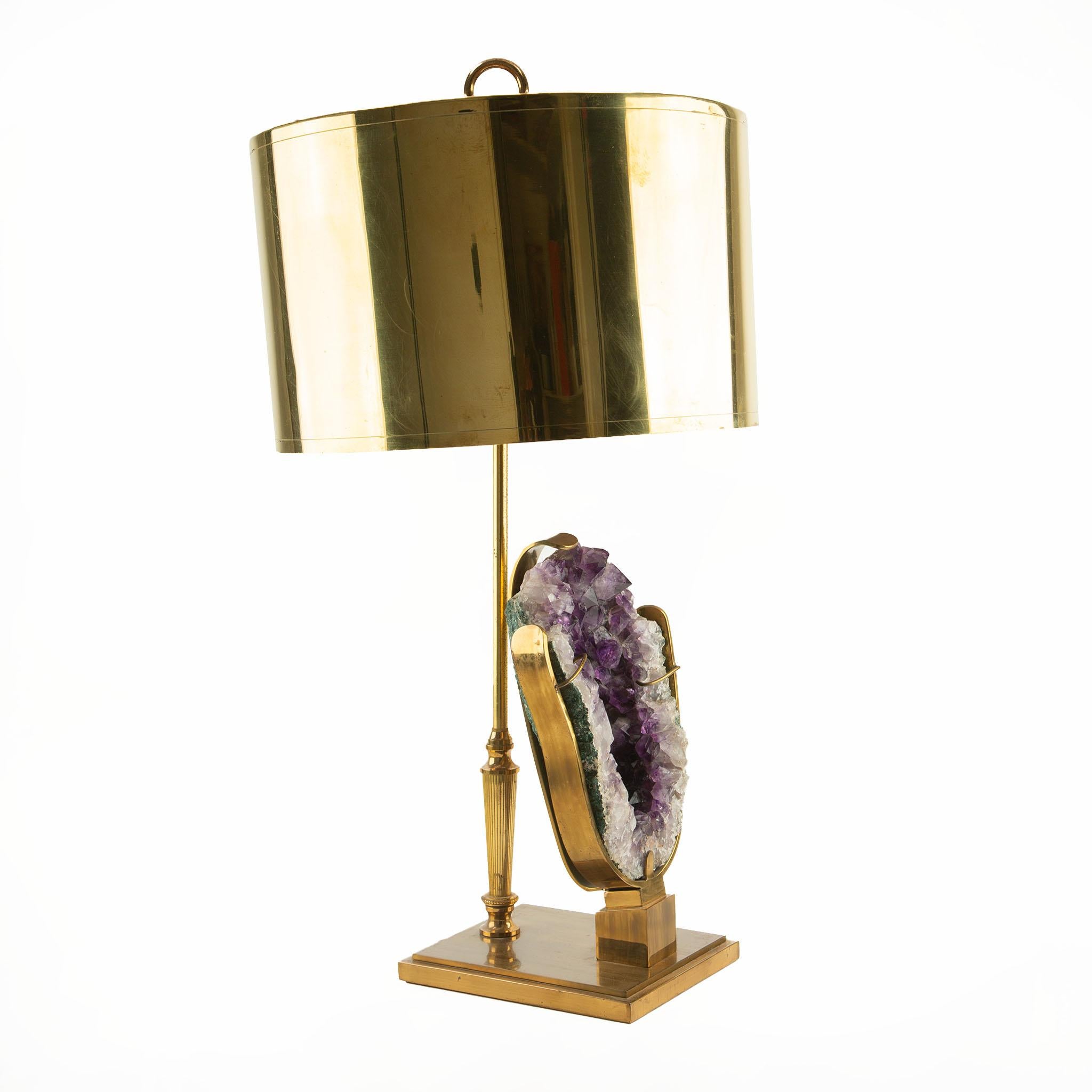 Lampada di ametista del metà del secolo scorso con paralume in ottone In condizioni ottime in vendita a New York, NY