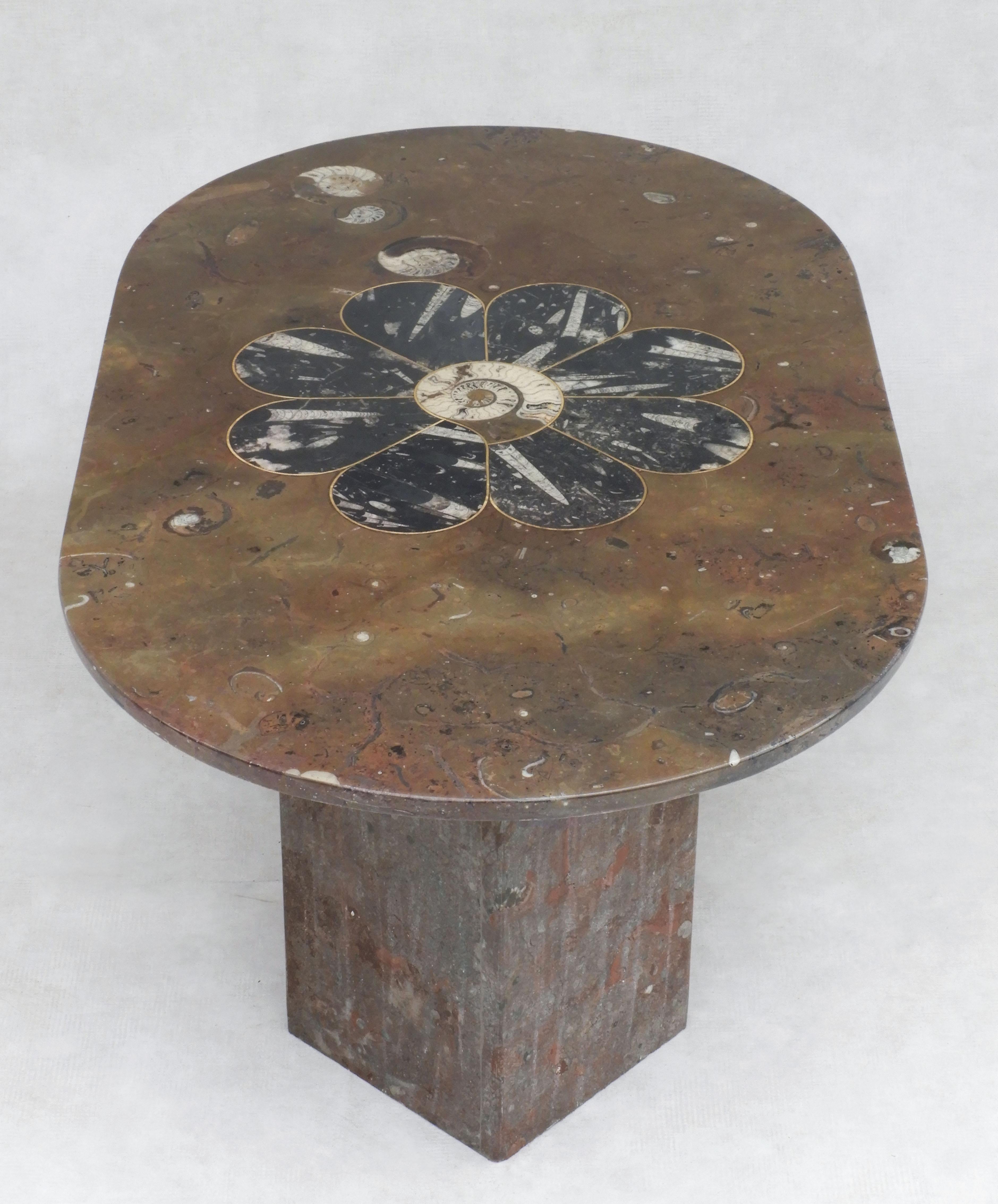 Table basse en marbre fossile d'ammonite et d'orthocère du milieu du siècle dernier C1970s France Bon état - En vente à Trensacq, FR